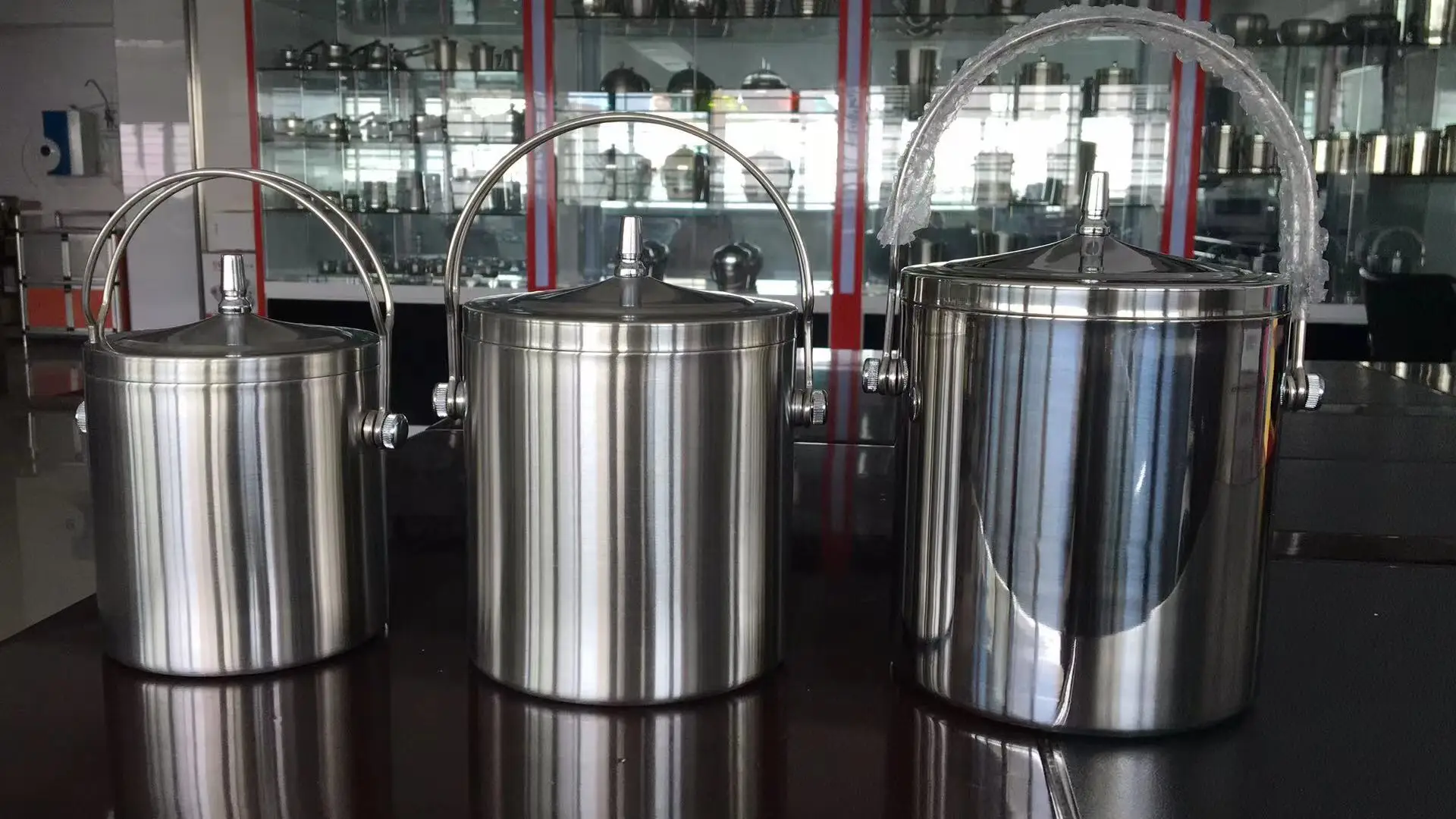 Straight ice bucket of  silver steel barrel with ice septa