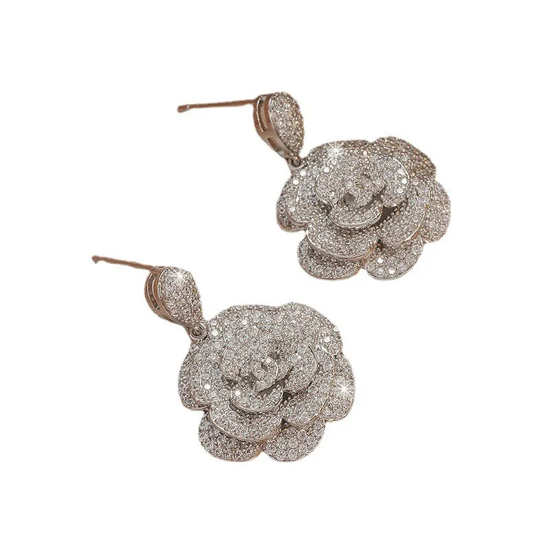 2023 New Style Extravagant Light Flower Earrings Retro Rose Flower Shape Fashion Zircon Stud Earrings Fashion Jewelry Brass
