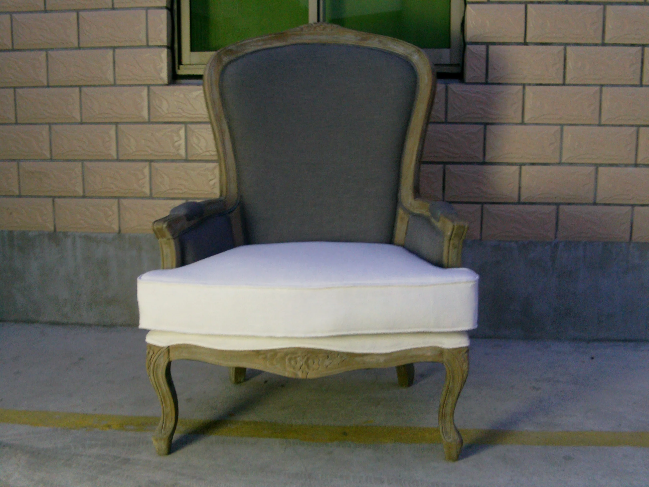 Hot Sale Wedding Living Room Furniture Upholstered Solid Wood Oak Fabric Leg Gardening Armchair Wedding Sofa for Bride and Groom