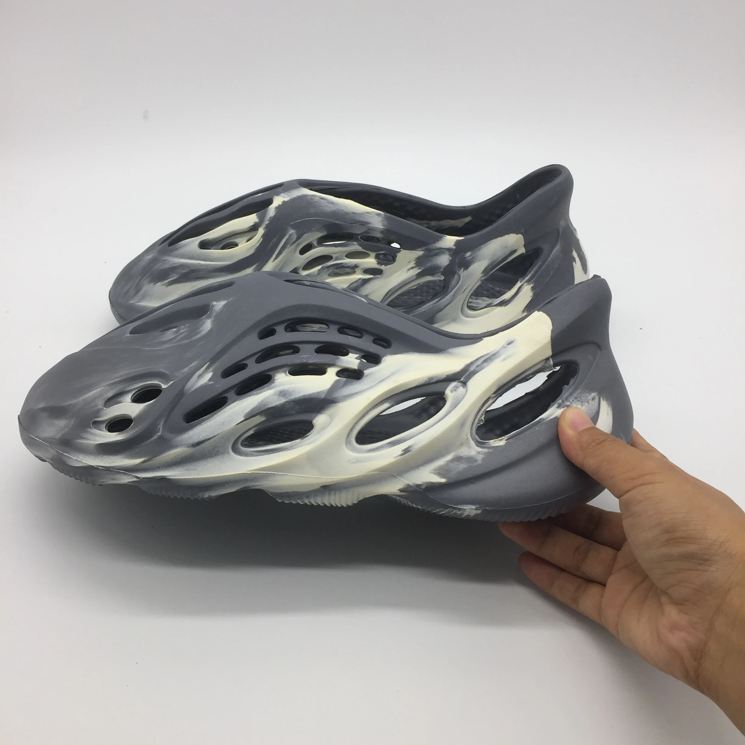 yeezy foam runner moon grey men beach sandals custom printed clog hole shoes yezzy slides zapatillas camo beige gray men yezzys