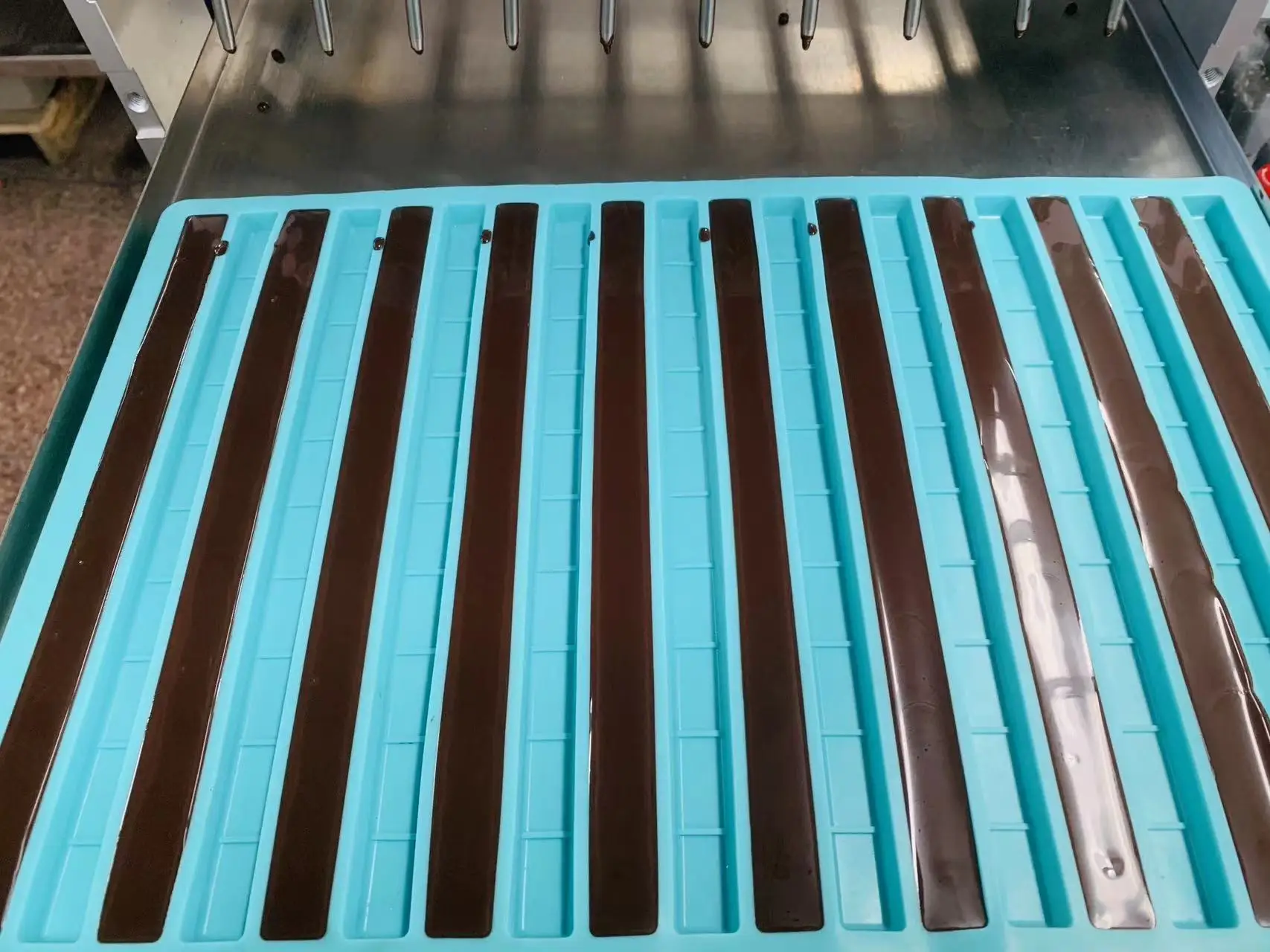 LST Newest design big 12L Hopper Automatic Desktop Chocolate Gummy Jelly Hard Candy Long Bar Depositing machine