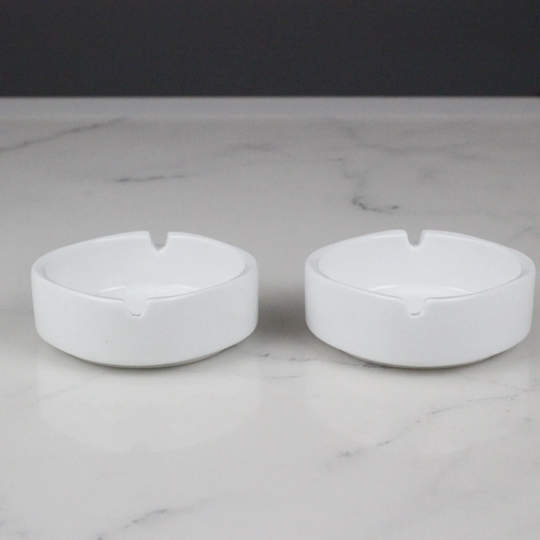 High quality Personalized hotel bar office round black and white porcelain cigar ashtray custom logo ceramic ashtray