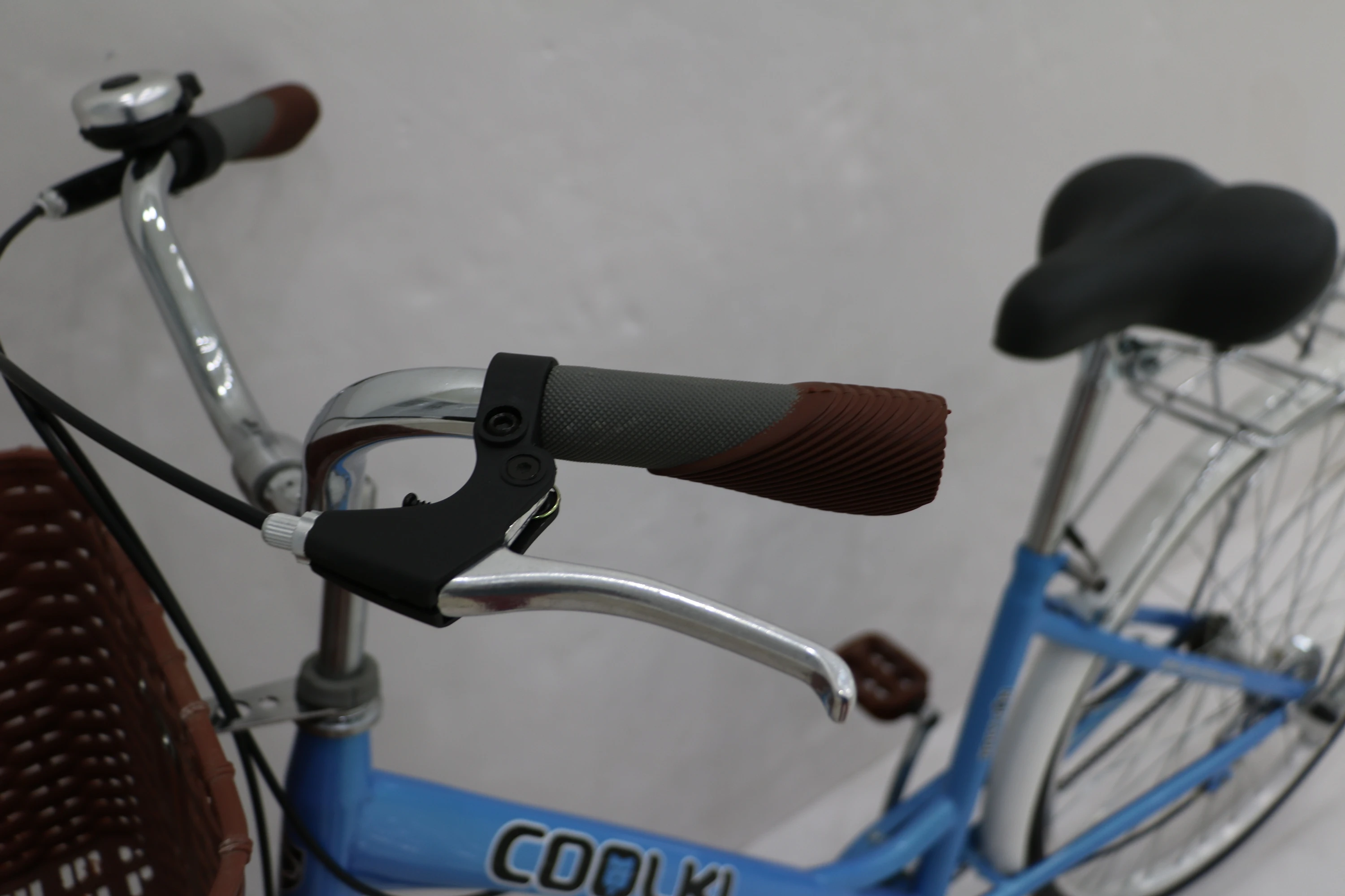 city bike 26' customize high carbon steel frame with basket rear carrier aluminium rim city bicycle