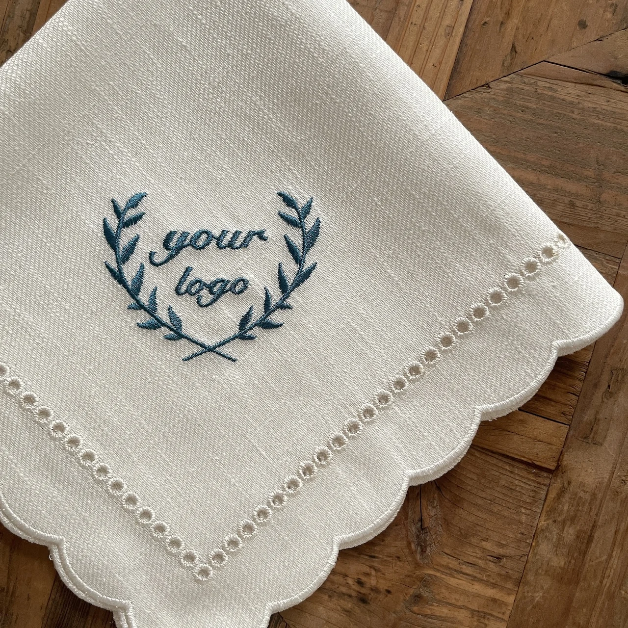 Custom Logo Monogram Embroidered Linen Cloth Napkin for Dinner Table Scalloped Edge Laser Embroidery 100% Ramie Elegant Dining