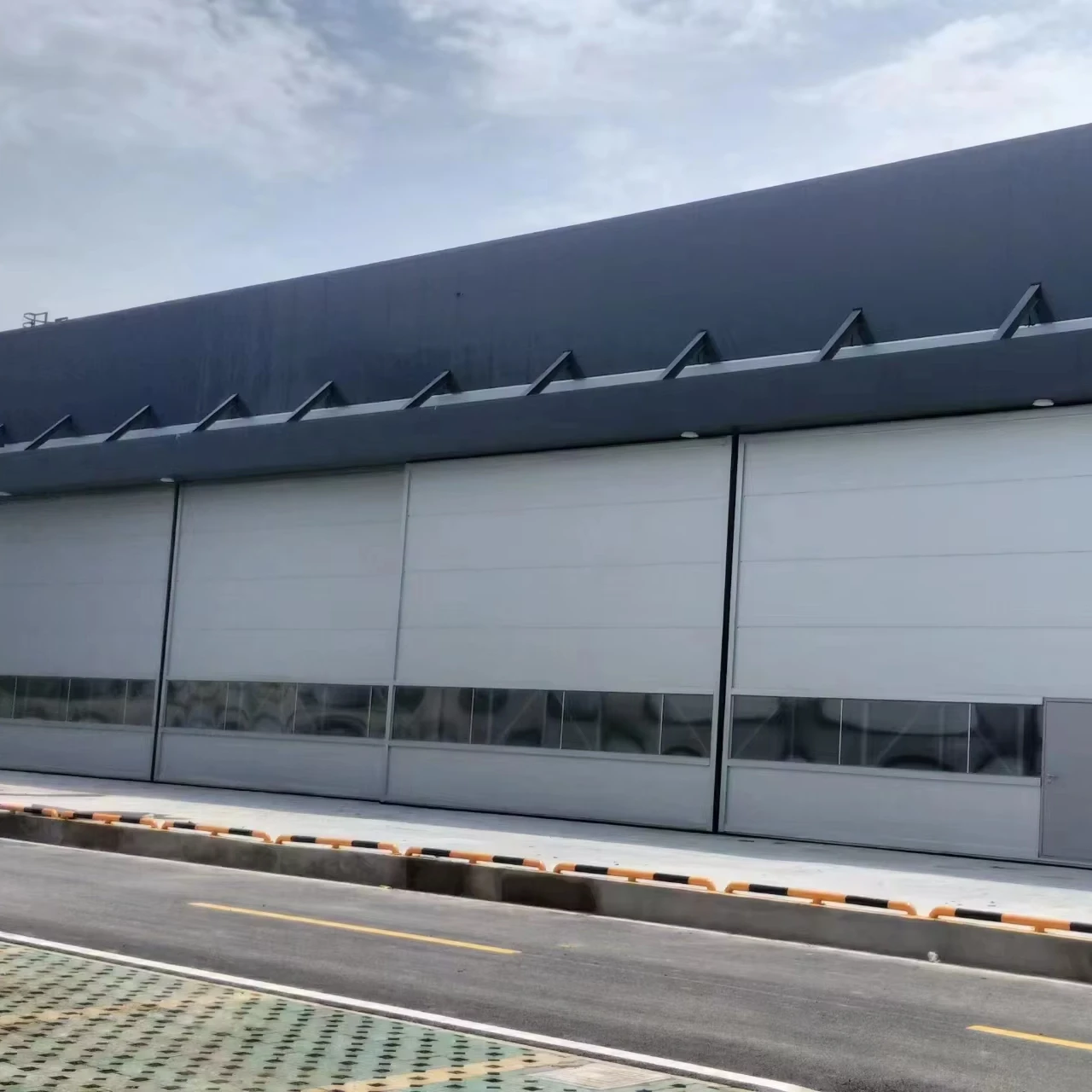 Промышленный самолет полиуретановая панель автоматический огнестойкий стальной ангар для аэропорта большая раздвижная дверь ангара