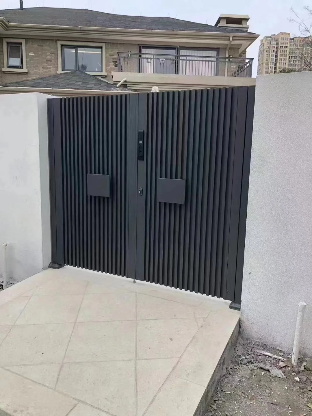 Exterior entrance metal aluminium alloy fence and gates design outdoor automatic aluminum profile slat double swing entry gate