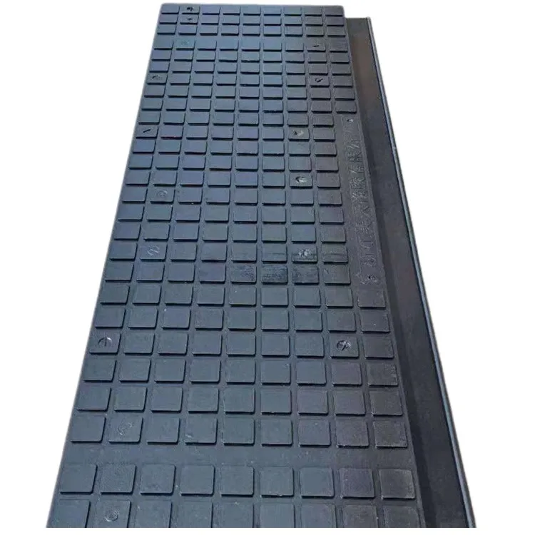 Railway insulated crossing board rubber crossing board