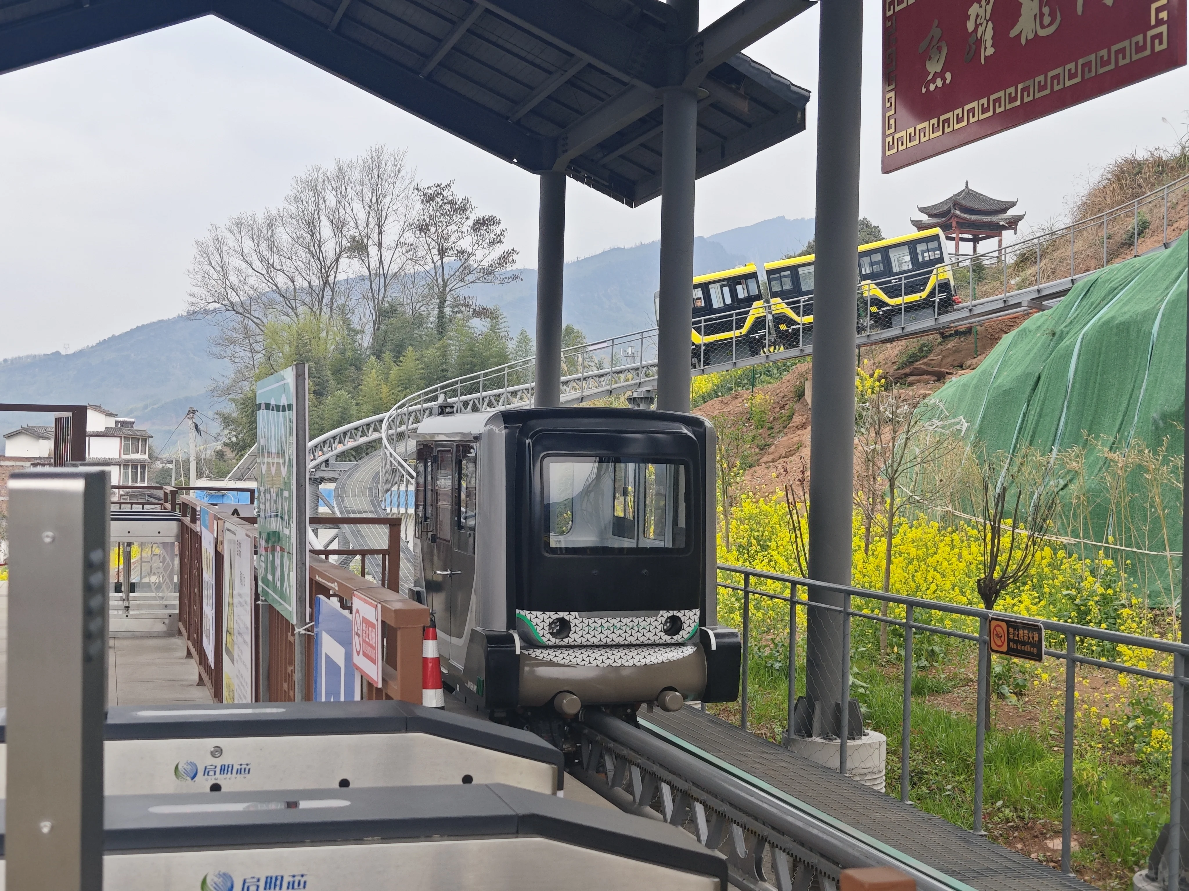 Huhu ride Electric train tourist amusement park monorail train sightseeing train with monotrack