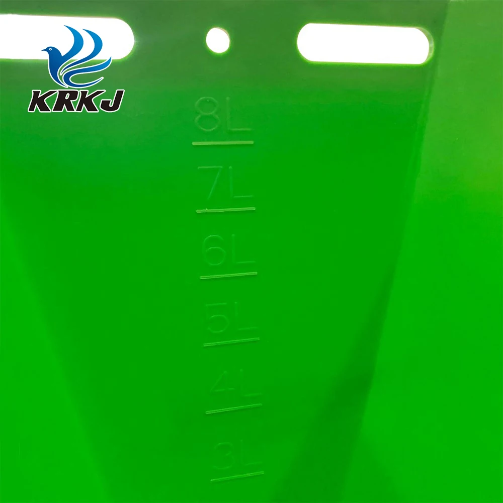 KD960 strong plastic 8L animal milk feeding bucket with teat for goat cow