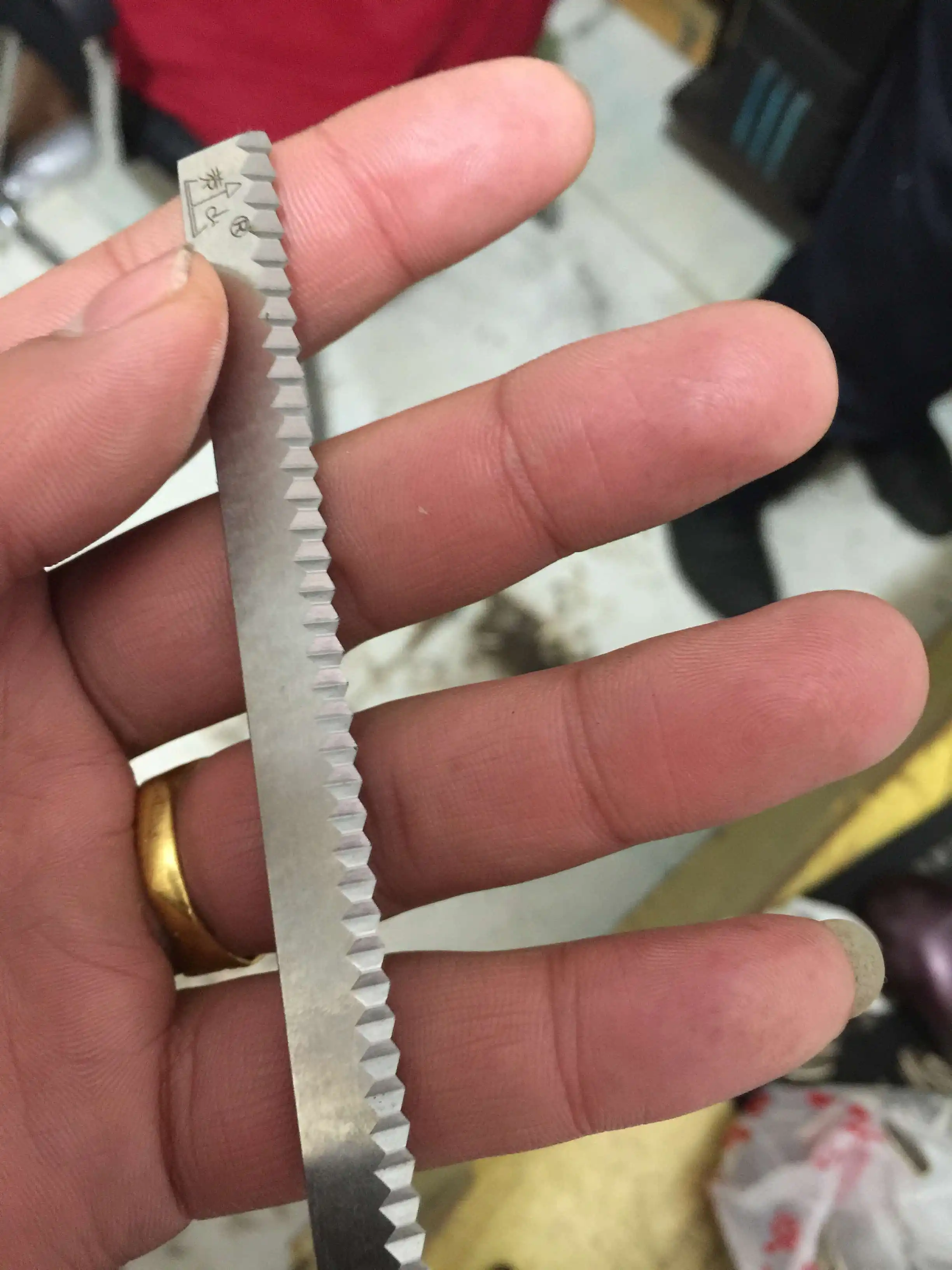 Serrated blade, thin-film plastic tooth-shaped cutting blade, high-speed steel material serrated long knife
