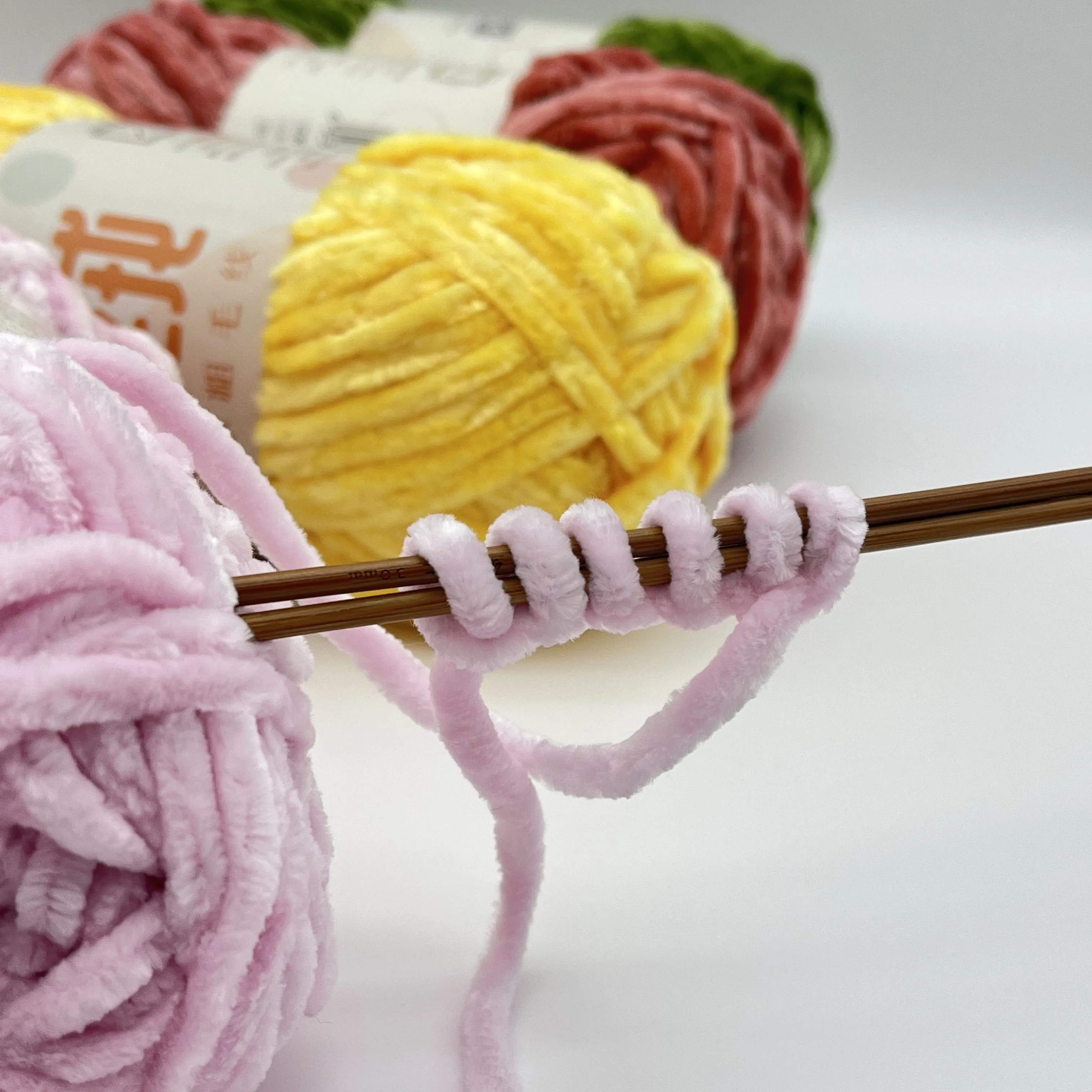 Wholesale Prices Baby Blanket Chenille Yarn 100% Polyester Jumbo Hand Knitted Good Chunky Knit Chenille Yarn Free Shipping Dyed