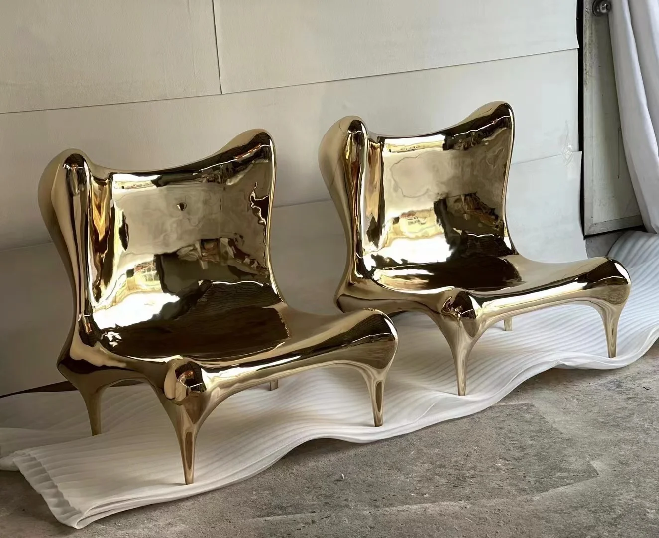 Master customized European light luxury electroplating leisure chair, exhibition hall villa glass golden steel chair