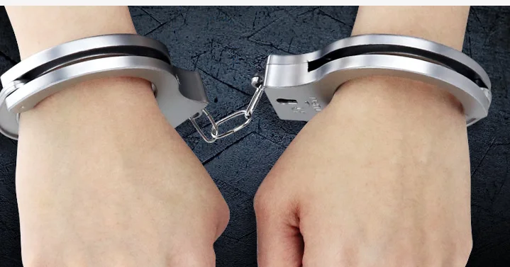 Classic Plastic Toy Handcuffs for Children Creative Play House Props with Electroplating Unisex for Ages 5 to 7 Vending Machines