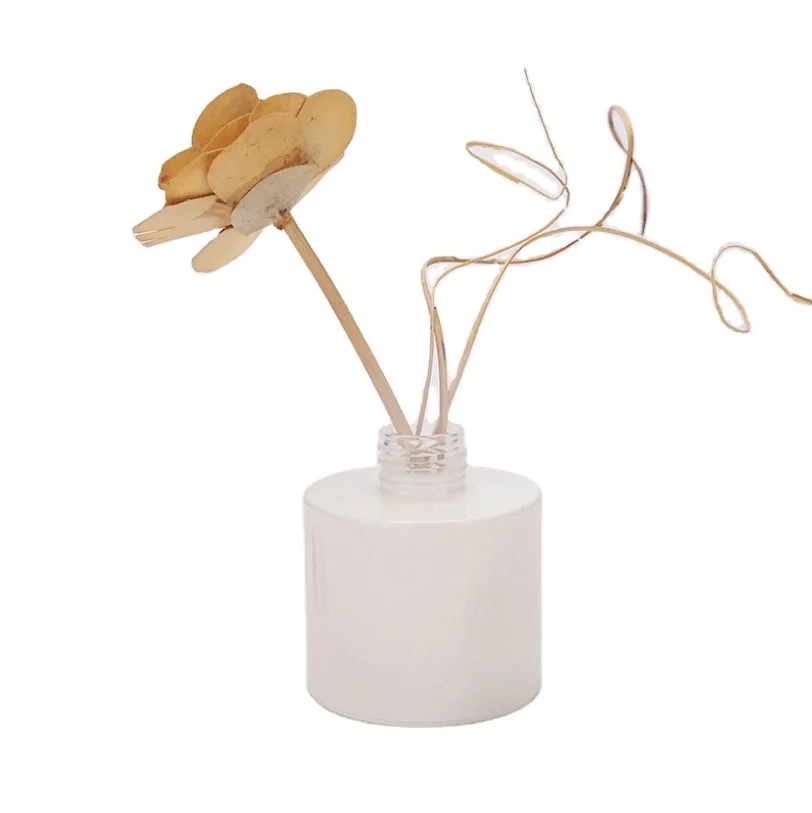 White, simple, elegant, long-lasting fragrance