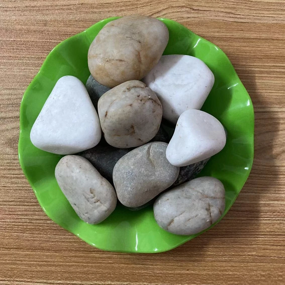  Manufacturers supply cheap colored pebble