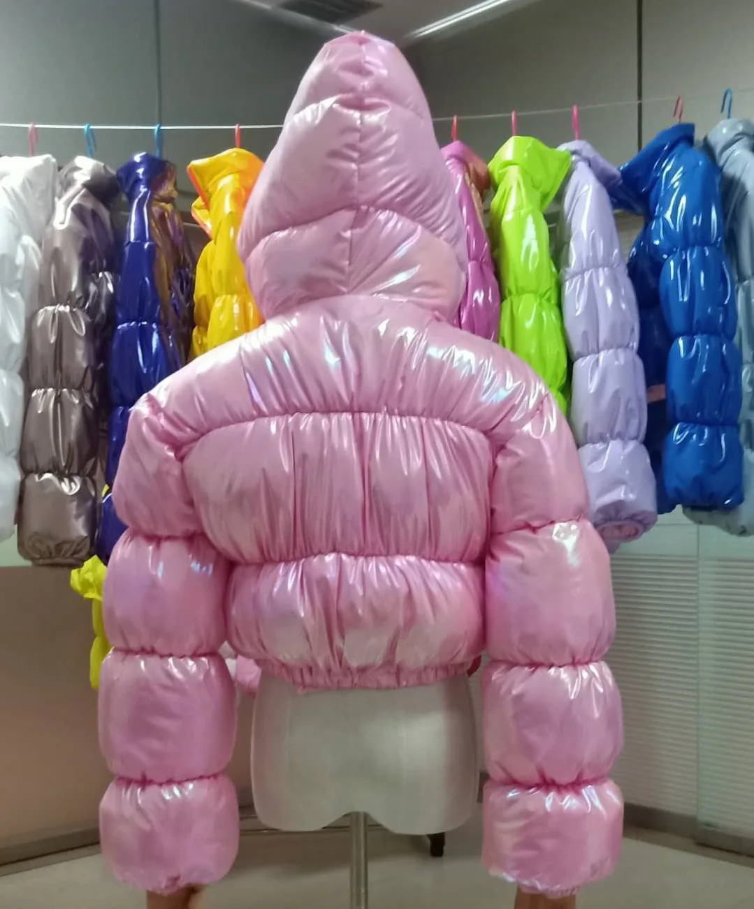 
 Сезон осень-зима; Цвет хаки; Стильные женские через плечо с заклепками, с потертостями и разрезами, с отложным воротником мотоциклетные Пышное куртка-пуховик с капюшоном для девочек  <span style=