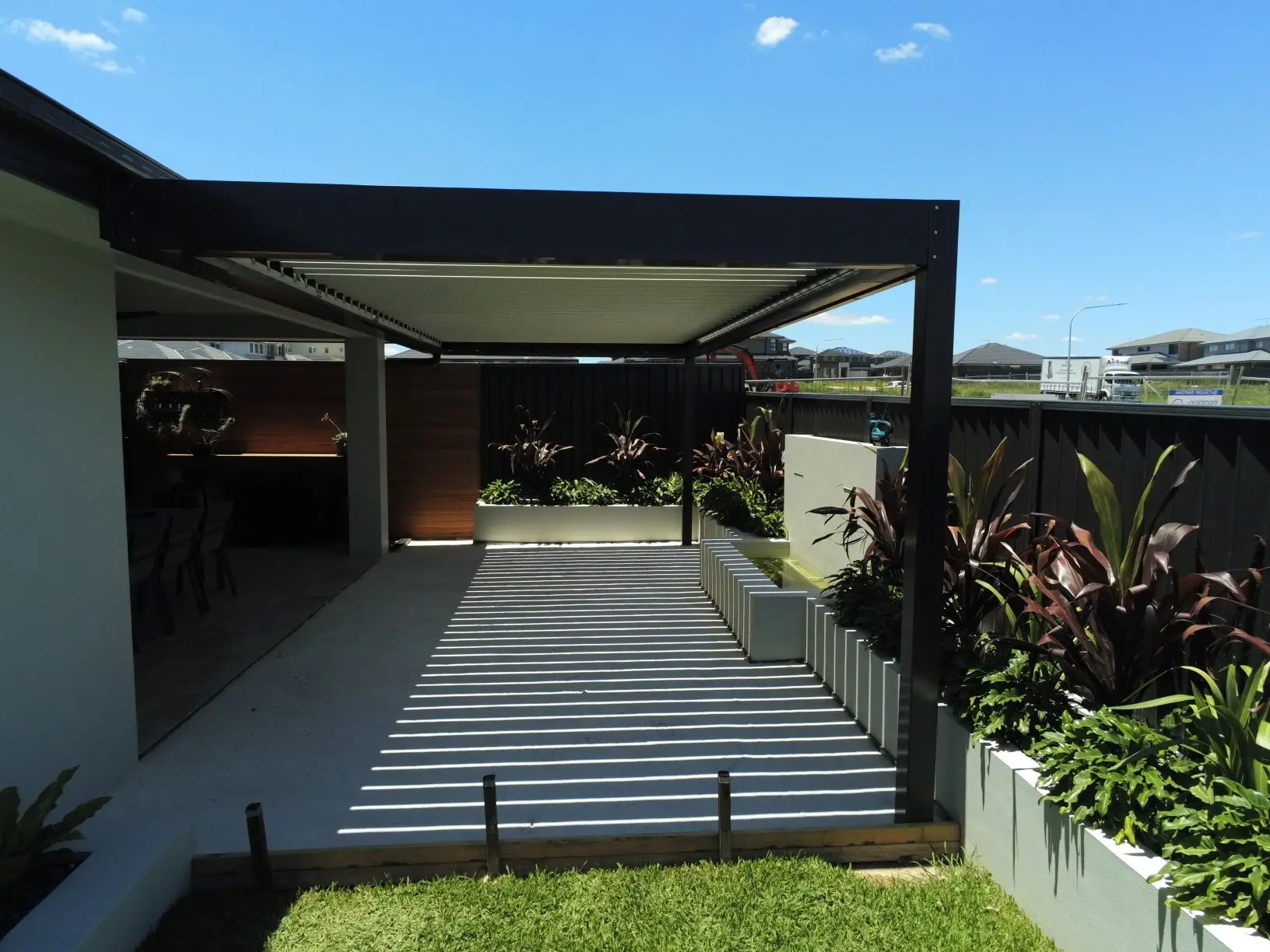 Chinese Style Sunroof Waterproof Comfortable Motorized Aluminium Louvered Pergola Garden Bioclimatic Aluminum Pergola