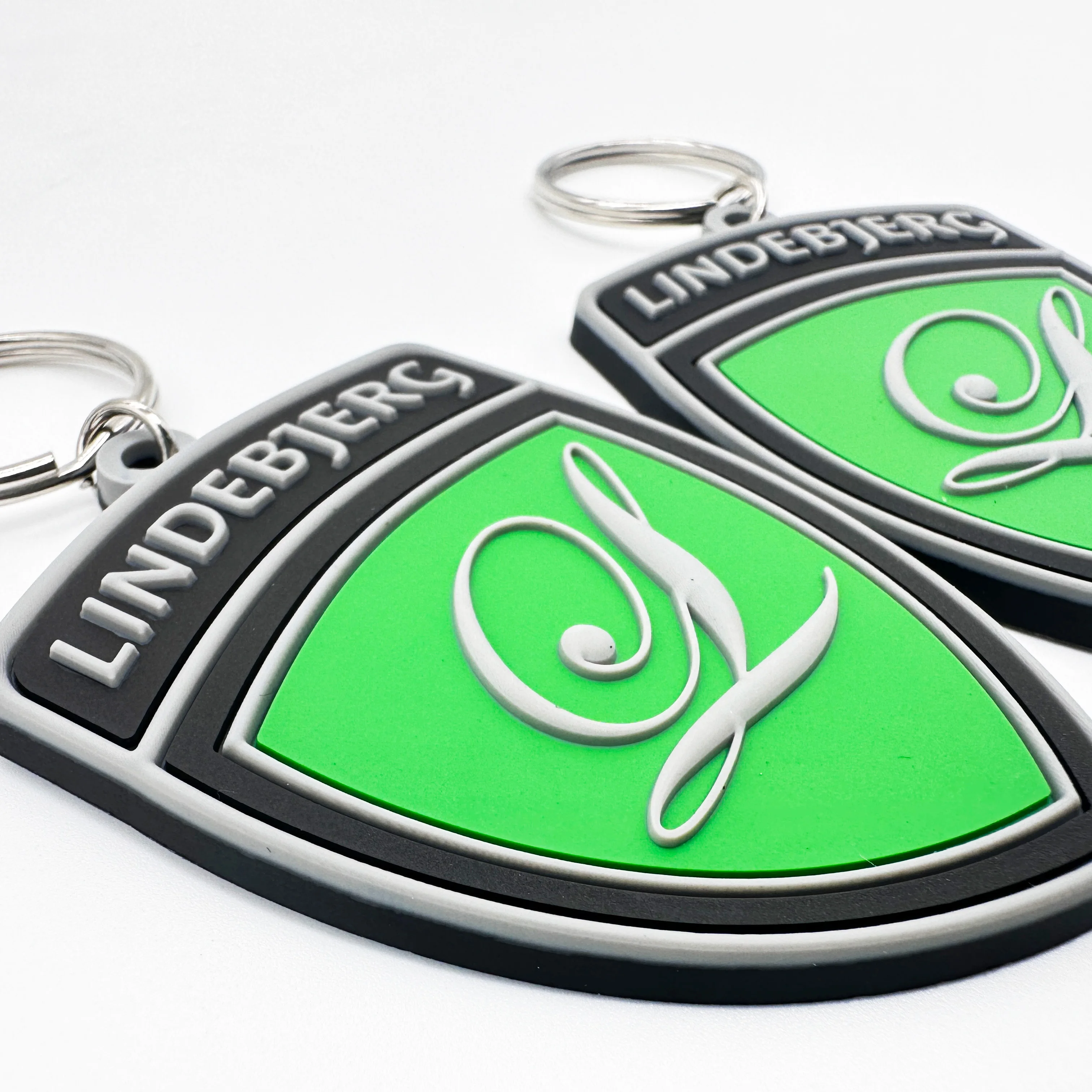 Custom new design mini motorcycle keychains helmet cartoon key holder Promotional for men boy keys bag charms accessories