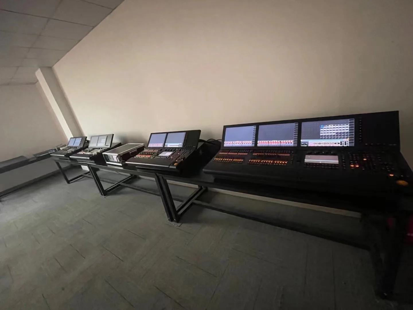 Fine Line FNPU-8 more 8 DMX outputs connect with the lighting consoles