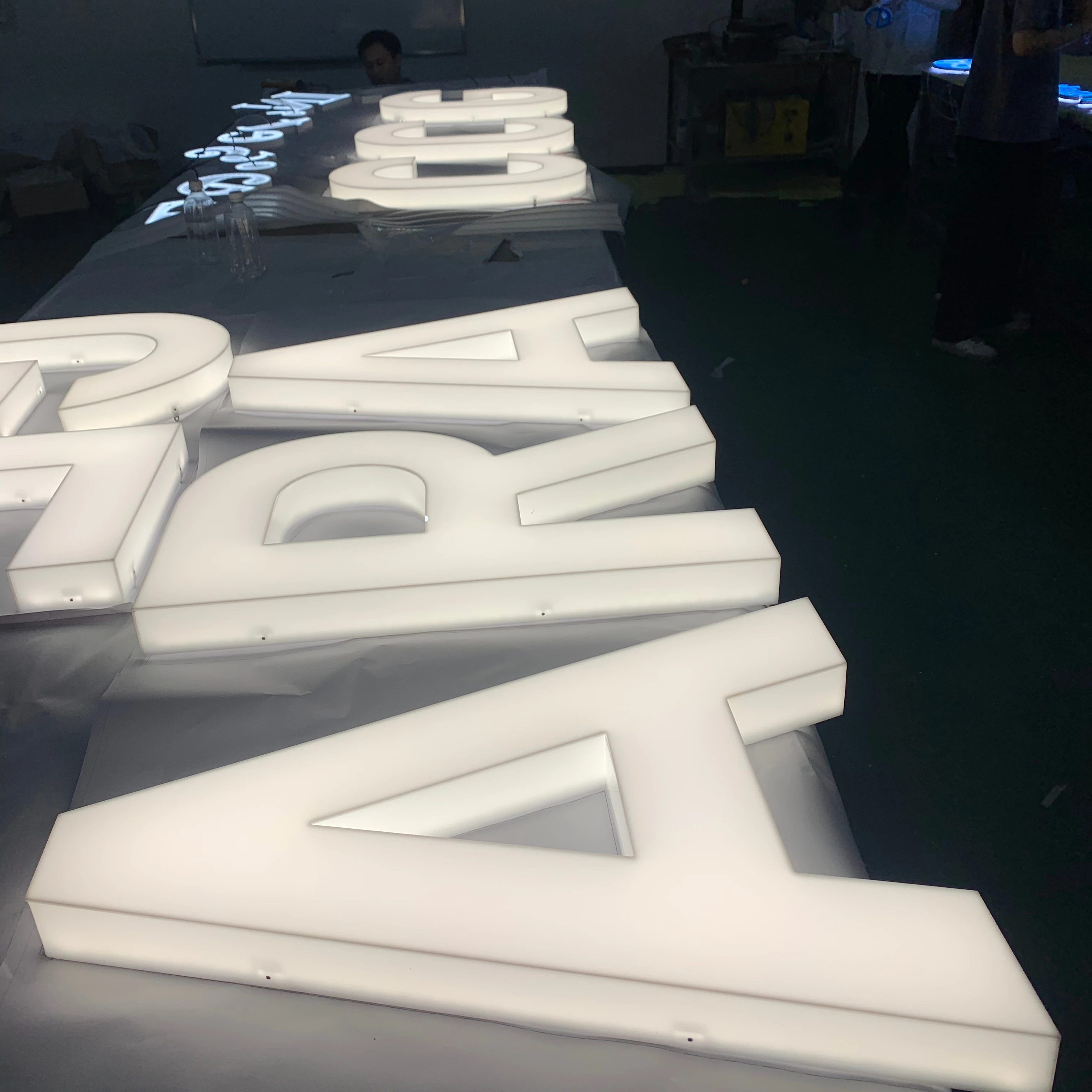 Алфавита дорожный знак завод 3d акриловые на открытом воздухе индивидуальный логотип канала письмо Led подсветкой коробка алюминиевые источники света светящиеся