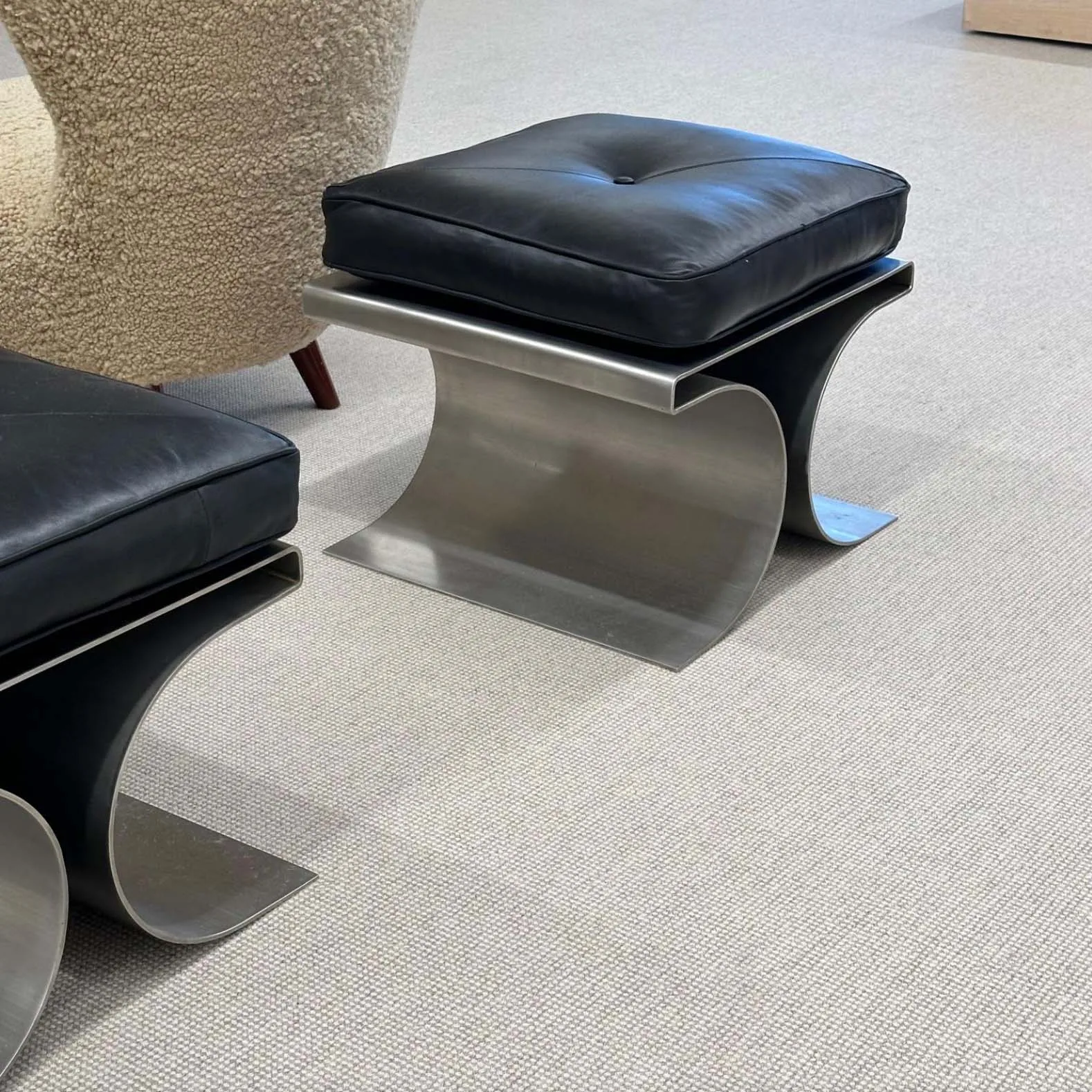 Небольшой табурет для ног из натуральной кожи нержавеющей стали