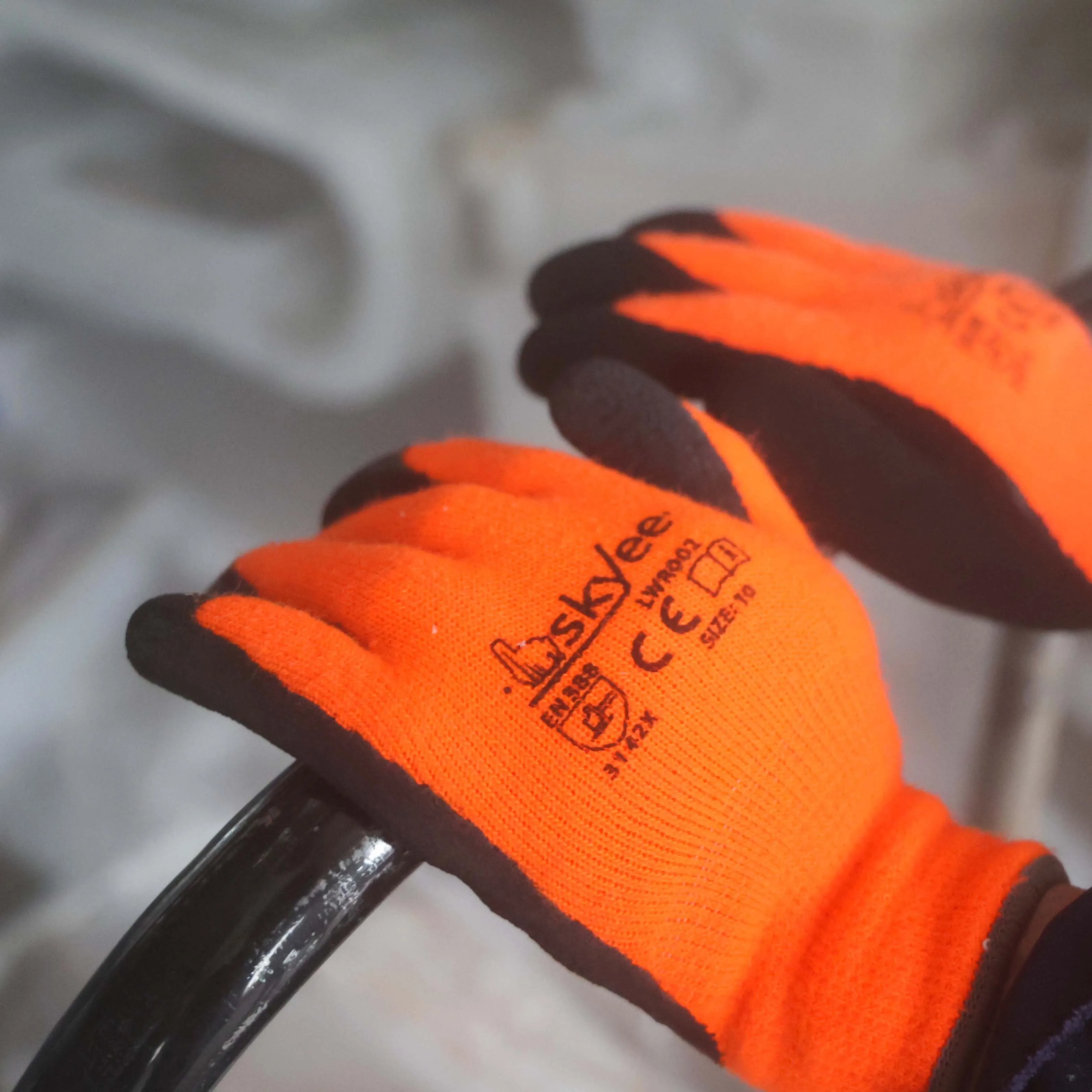 SKYEE 10g black crinkle latex polyester anti cold water proof nylon knitted plus velvet construction gloves for winter wear