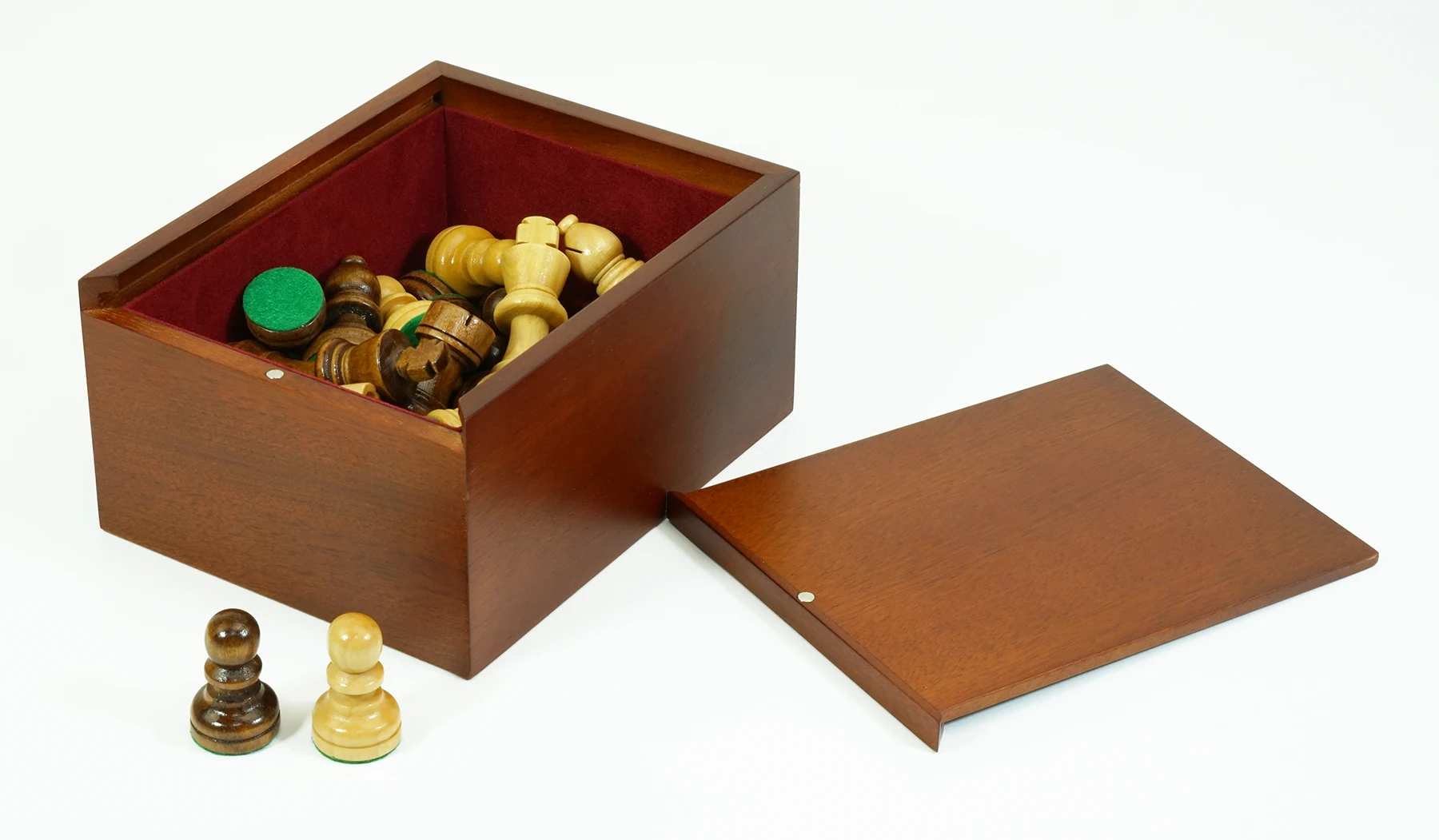 Деревянная шкатулка для шахматных фигур