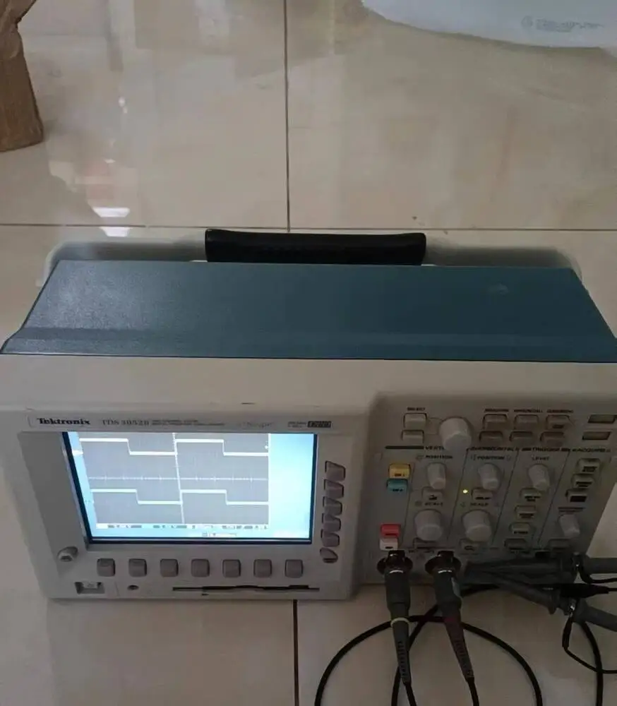 Tektronix TDS 3052B 2-Channel 500 Mhz 5GSs Digital Oscilloscope