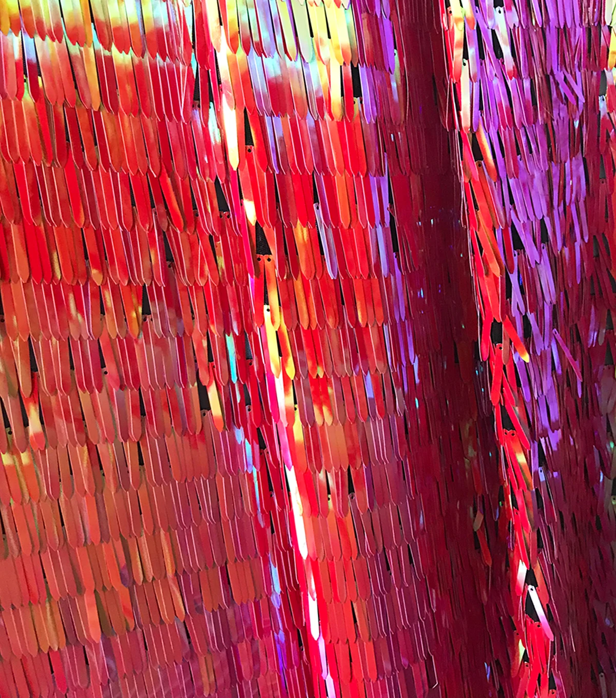 Высококачественная 100% полиэфирная линейная блестящая красная/оранжевая ткань