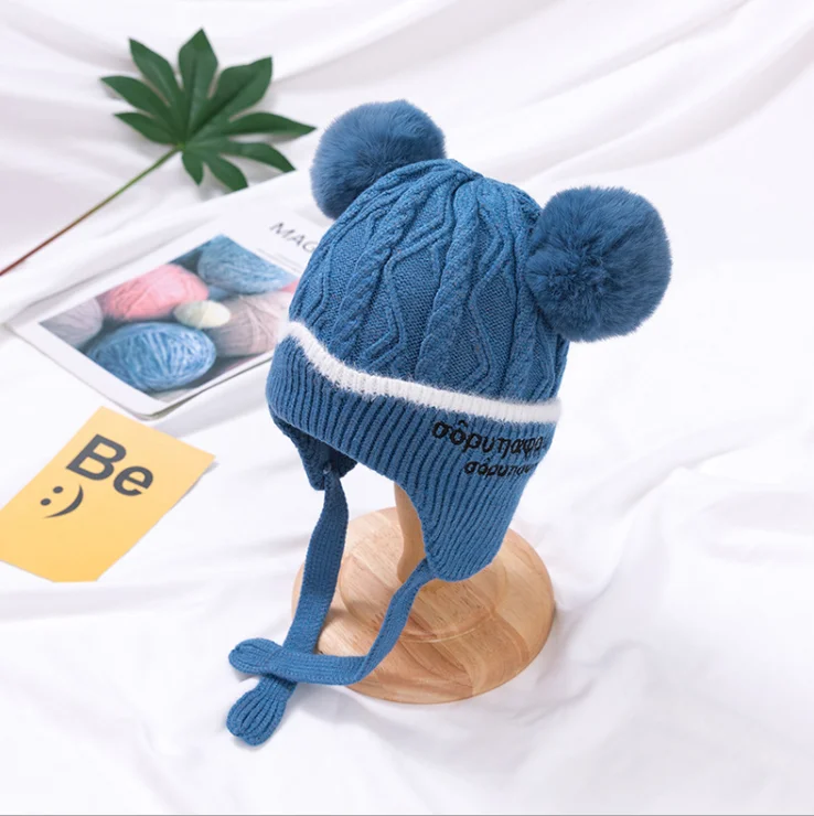 Дешевая детская вязаная шапка с двойным помпоном, вязаная шапка с вышивкой, детская шапка с защитой ушей
