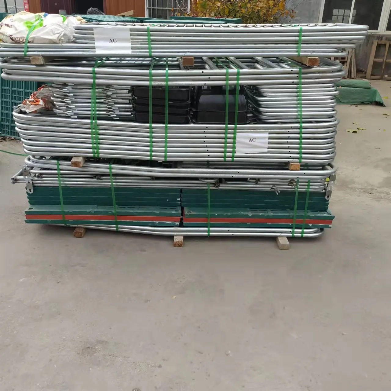 Equipment for Animal Husbandry and Pig Breeding Hot Dip Galvanized Pipe Pig Double Sow Farrowing Bed for Sale