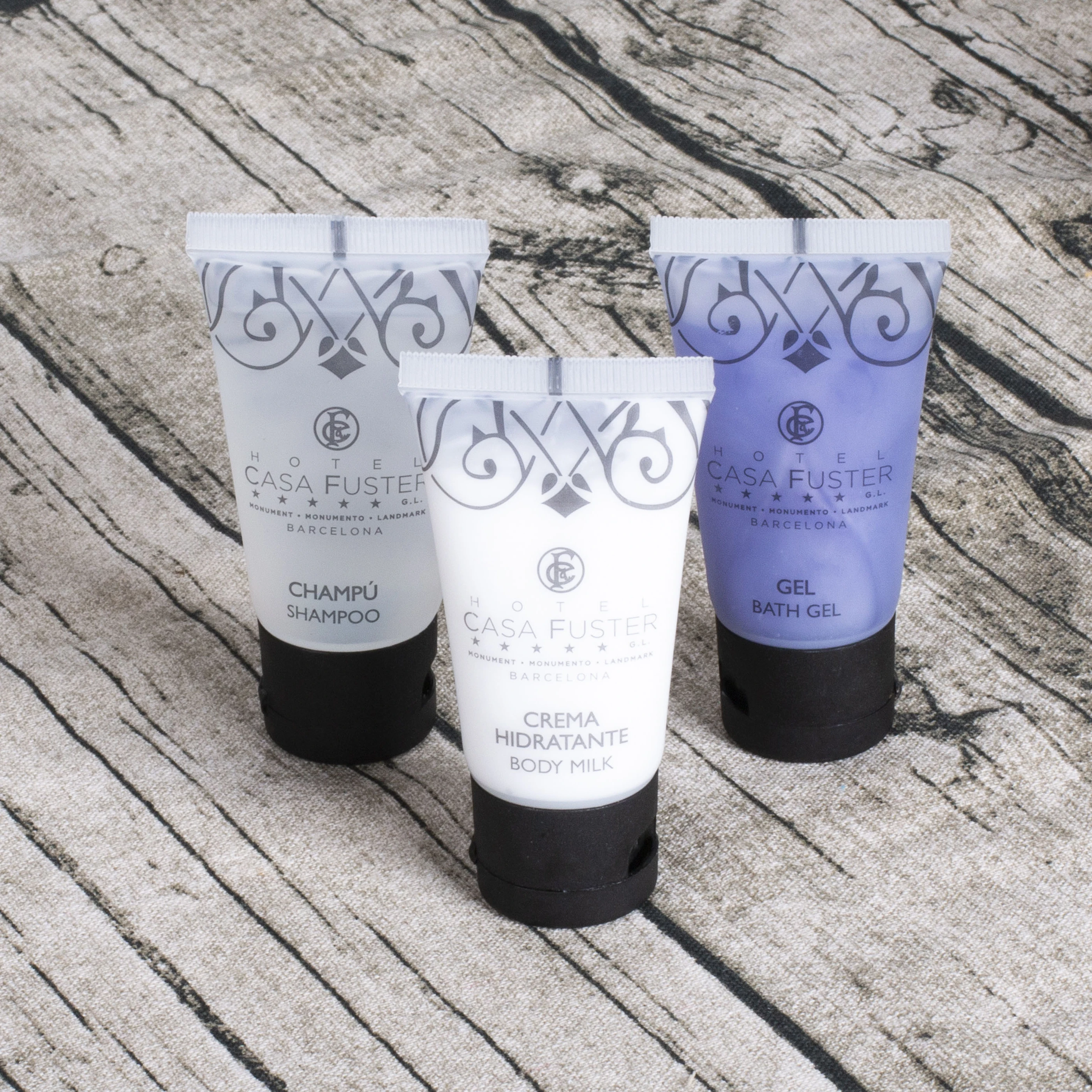 Eco-Friendly Disposable Hotel Amenities Bamboo Shampoo Bottle Shower Gel Body Lotion Slippers for Travelers