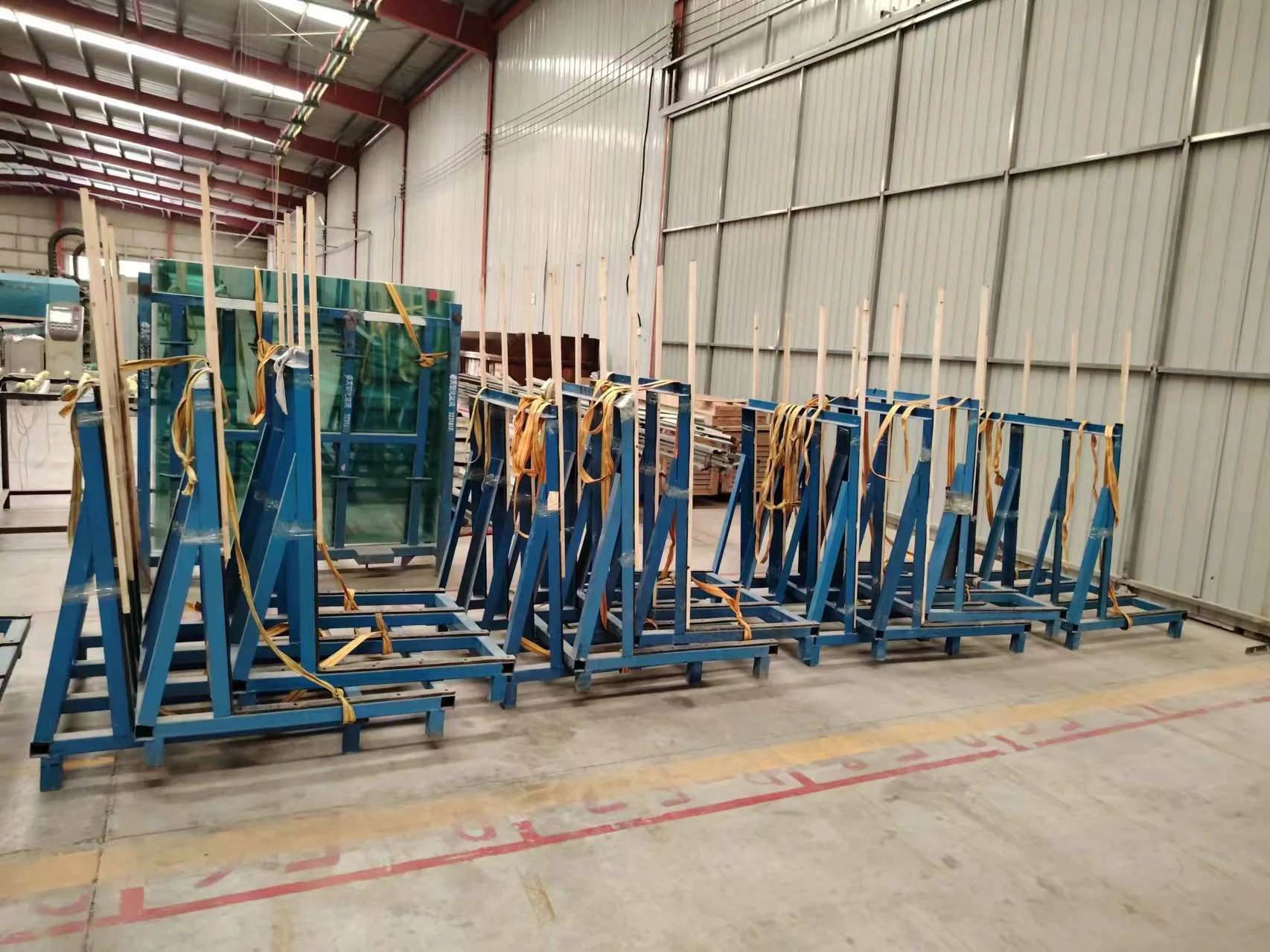 China Factory sales high-quality Fine Polished Edge  Blue/Black Tinted Reflective Tempered Building Glass.