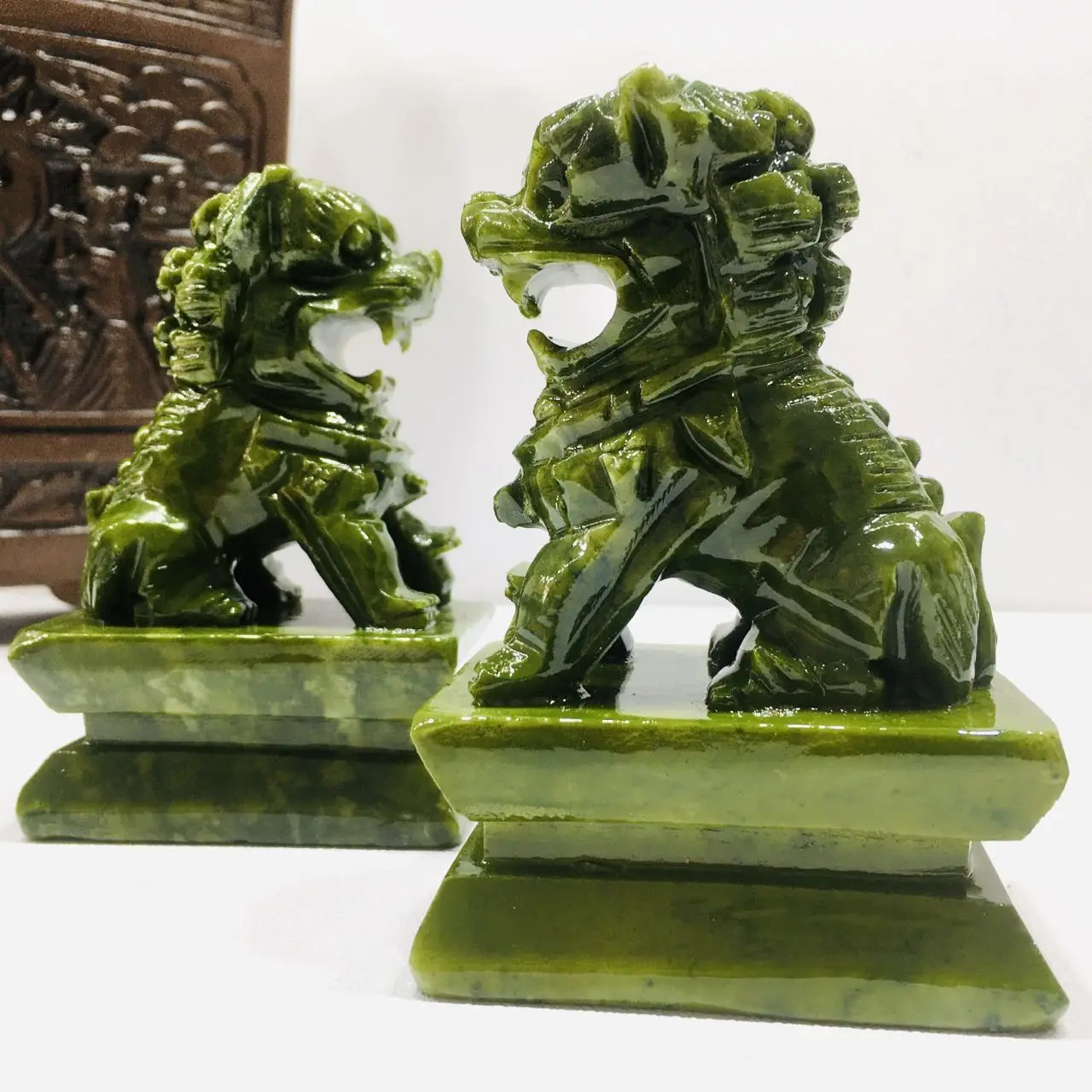 Hand Carved Green Jade Animal Carvings Home Decoration Green Jade Lion Carvings Crystal Lion Climbing Lion