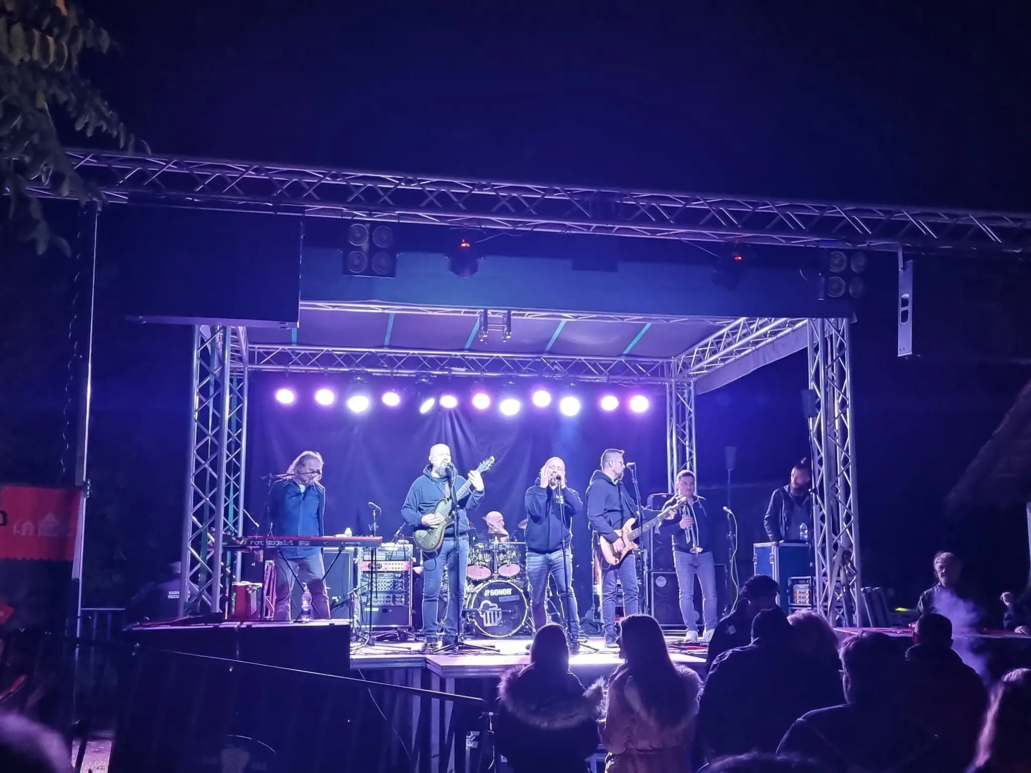 Aluminum concert band stage choral and drum risers