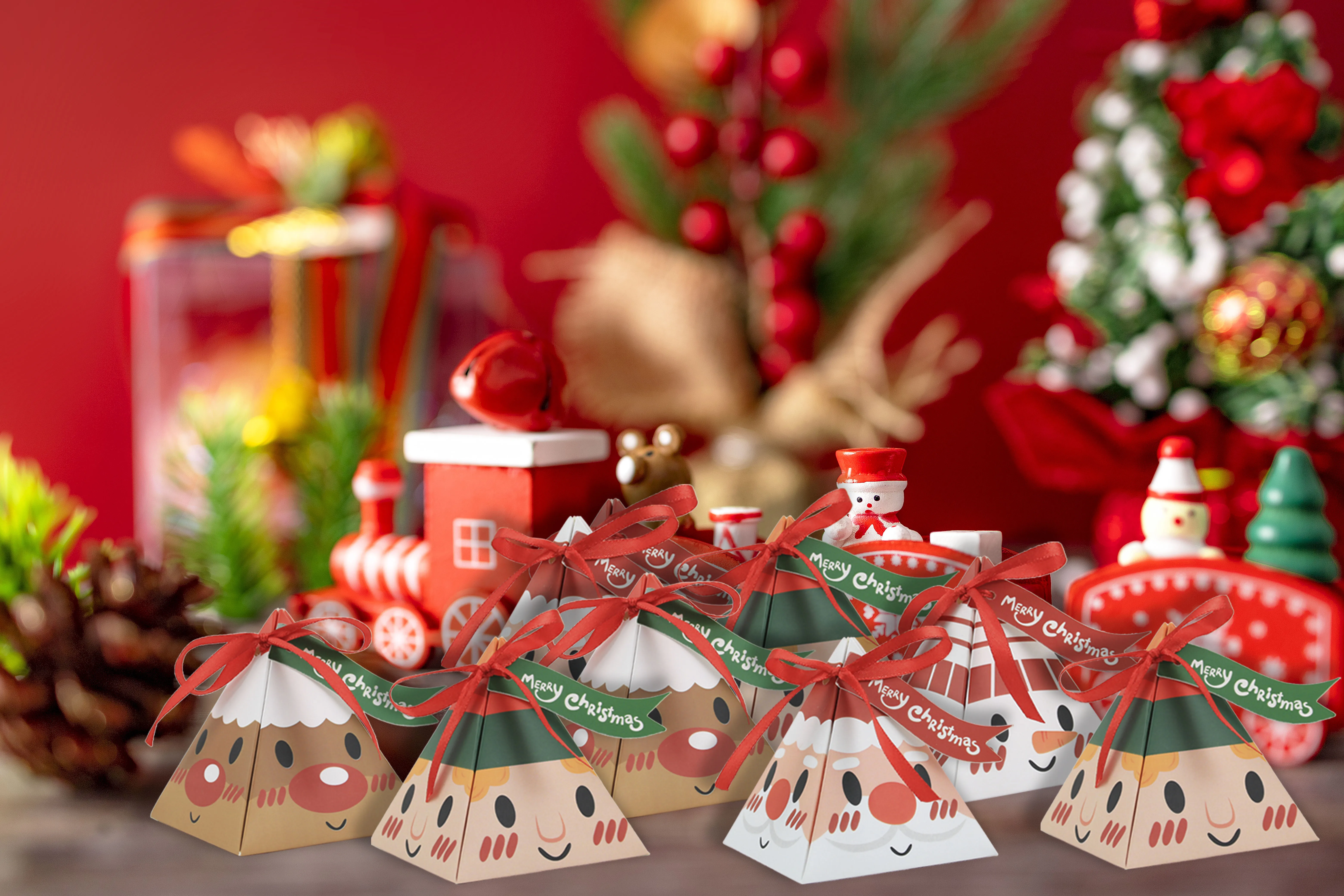 2022 new design hotly sold small Christmas triangle paper  candy  gift packing  box with tag and ribbon