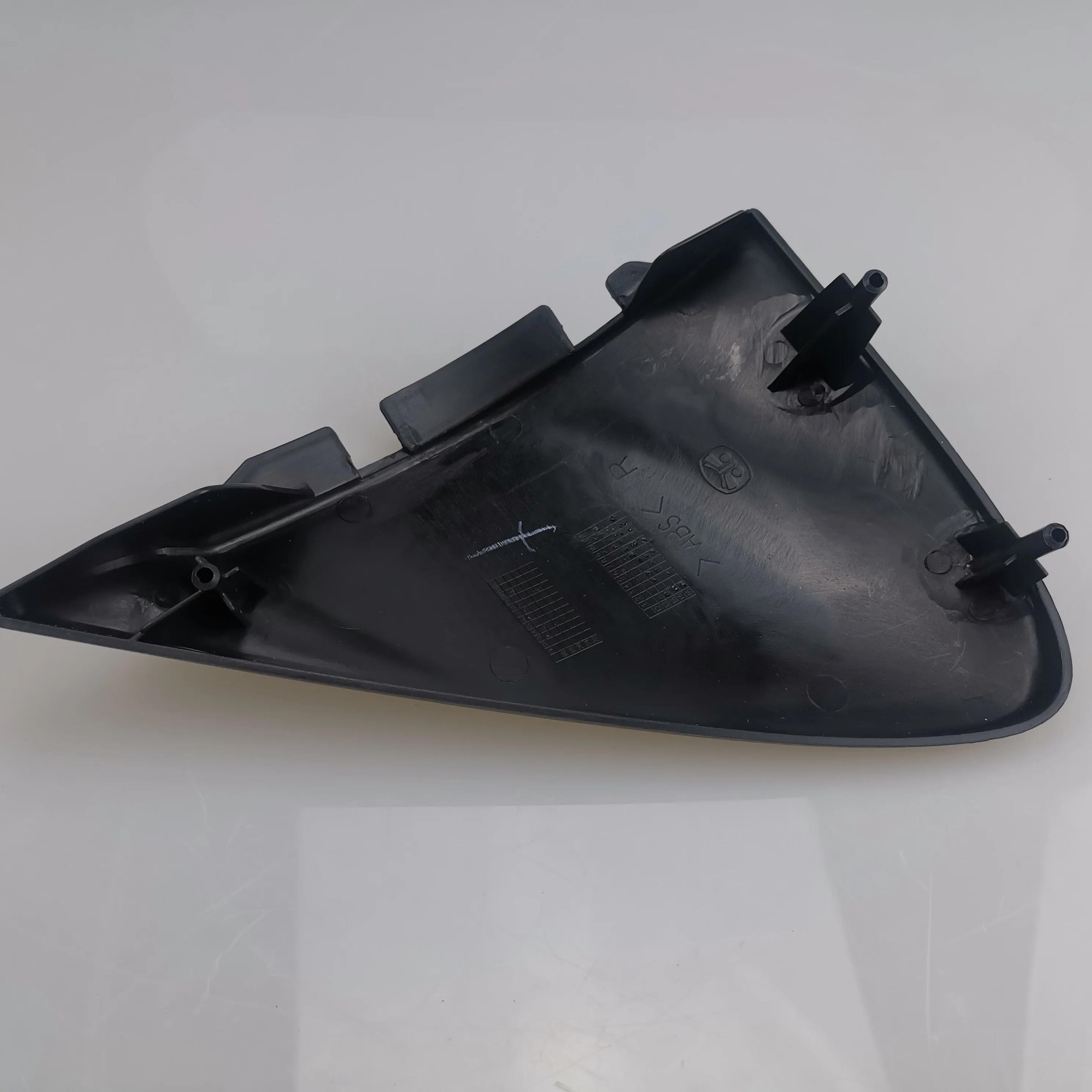 Крышка верхней петли передней боковой двери sаик MAXUS V80 C00002857 C00002858