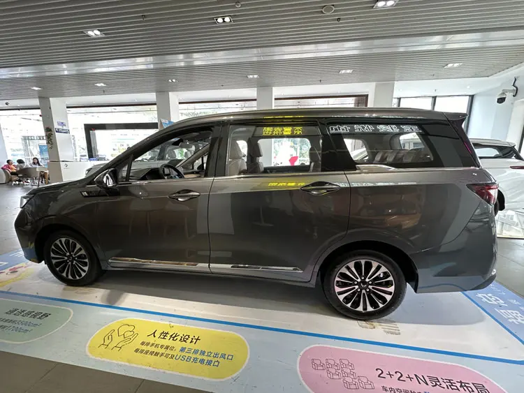 Hot sale Chinese Auto New Version Wuling Jiachen Big Space Hybrid Vehicles car Wuling Jiachen  at stock