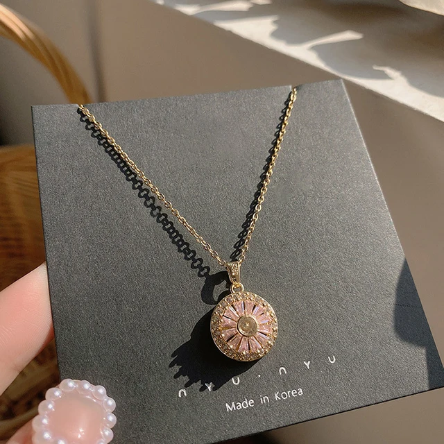 
ADELANTE Light Luxury And Small Number Of Sweater Chain Personality Eight Awn Star Hootie Necklace 