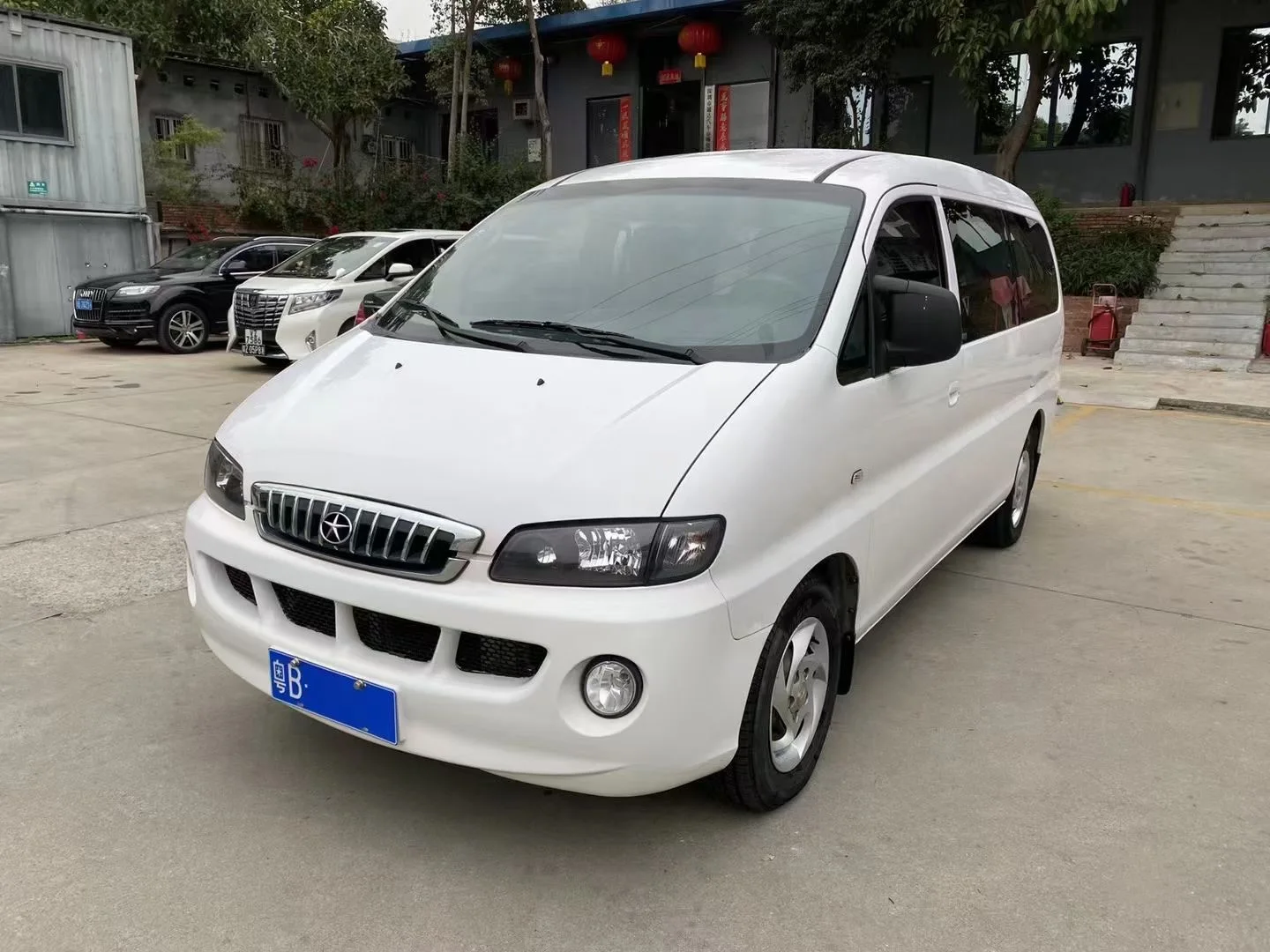 White  used jianghuai Brand Used  Minibus 7 -8 Seats 136 Hp gasoline  2015 Year