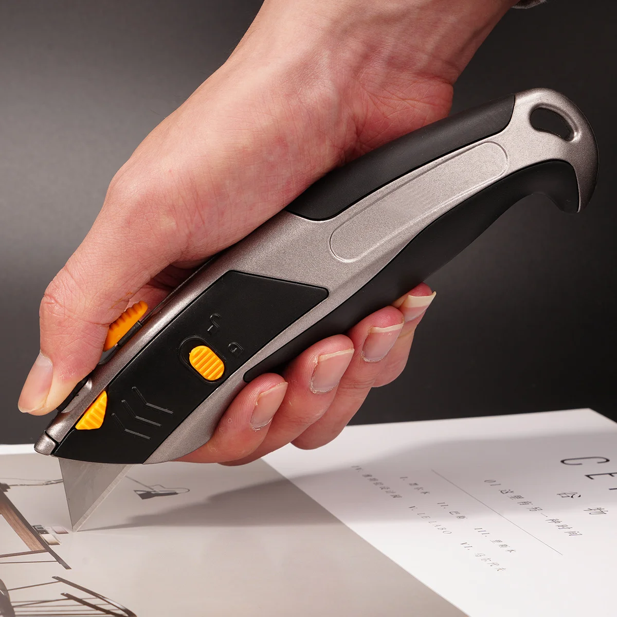 ZY-K23 Heavy-duty Zinc Alloy Handle Utility Knife Six-shot Blade Retractable Cutter Knife Carpet and Wallpaper Knives