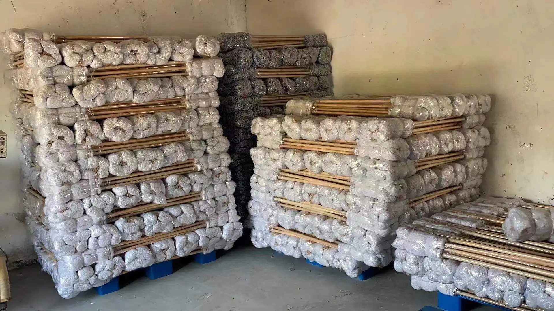 China Factory Sales Household Items Cleaning Accessories Clean Tools White And Blue Cotton Microfiber Mop With Wooden Handle