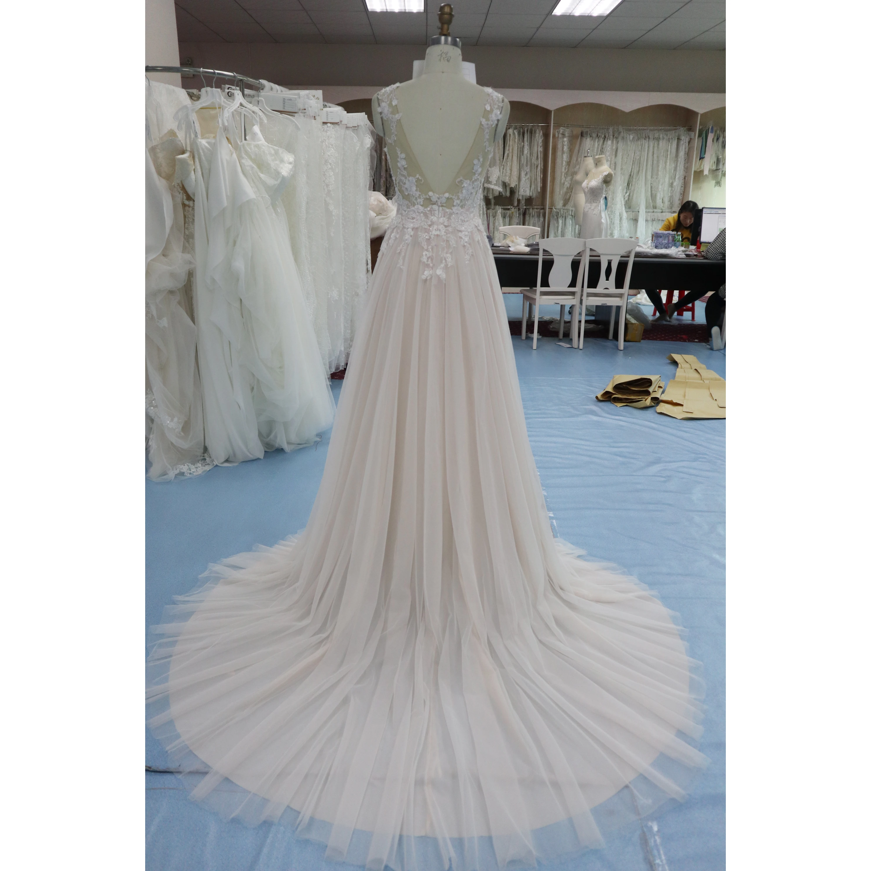 Factory direct sales wholesale Chinese fashion wedding dress cheap ladies bridal dress