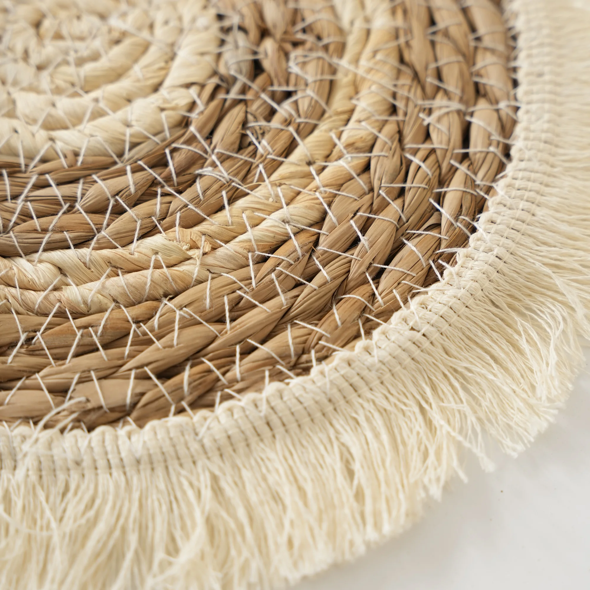 Round Woven Natural Cattail Braided Placemat with Cotton Tassel Boho Heat Resistant Weave Rattan Table Mats for Dinning Table