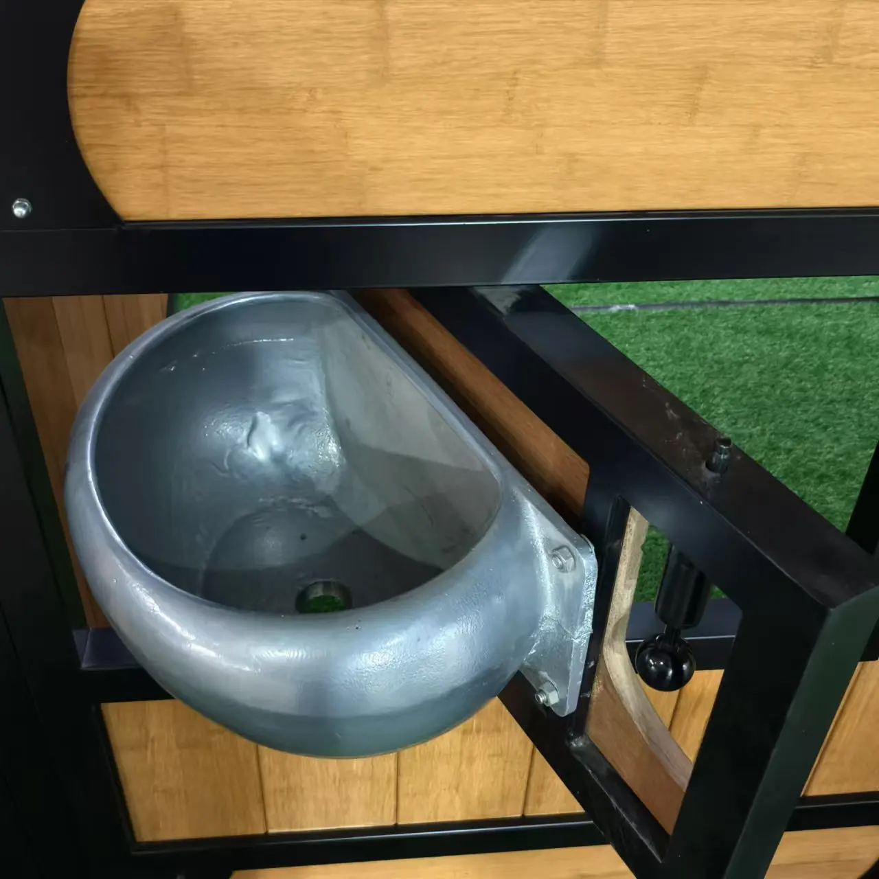 Classic High Quality Cheap Strong Portable Safety Galvanised Steel Wooden Bamboo Filler Horse Stables