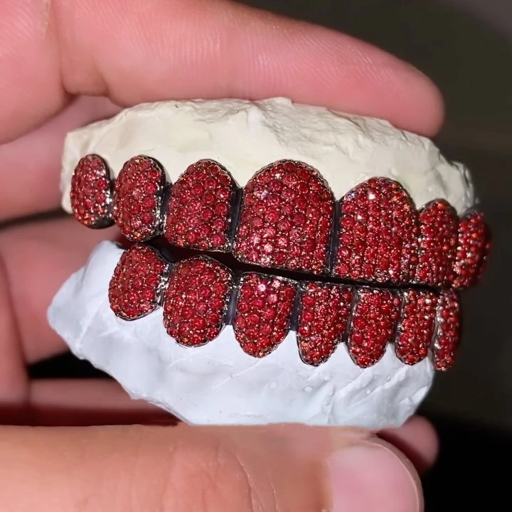 Хип-хоп Grillz алмазные зубы 8 верхних нижних красных синих черных желтых камней 925 серебряных покрытий циркон на заказ