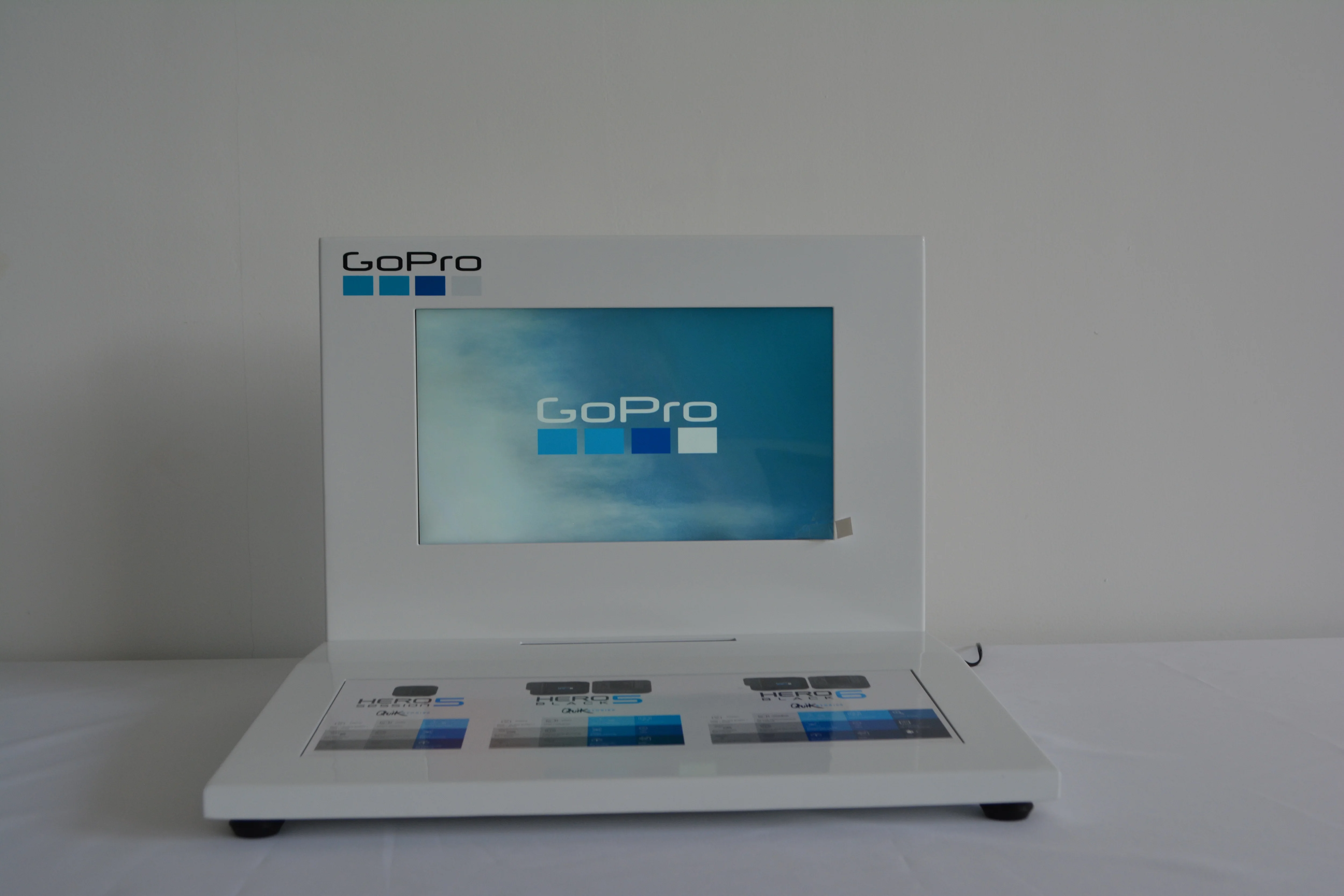 
China POP metal display stand on table with video 