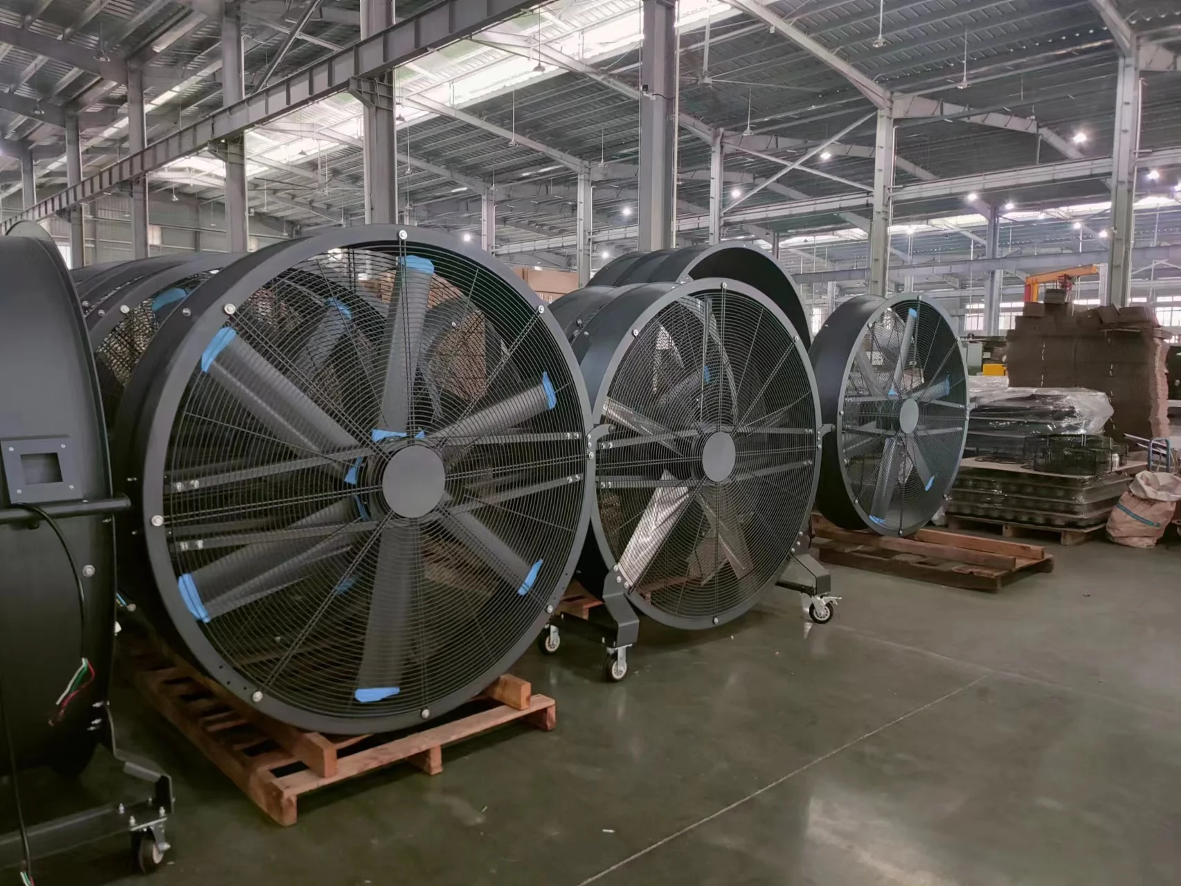 PMSM Motor 2m/1.5m Wave Blade Blower Exhaust Fan Standing Mobile Industrial Fan For Big Space