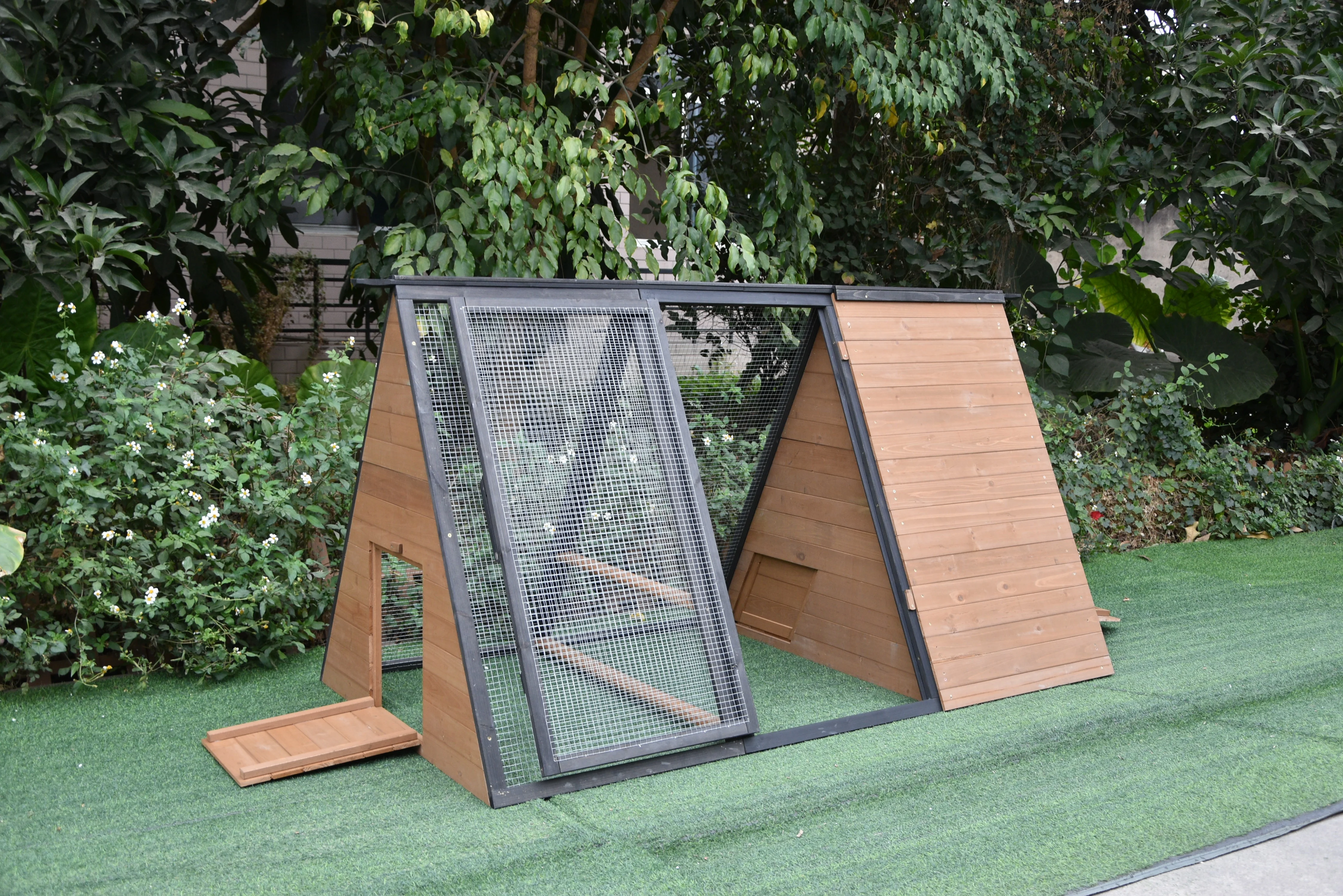 Wood backyard chicken coop wooden backyard hen house ,movable with two wheels