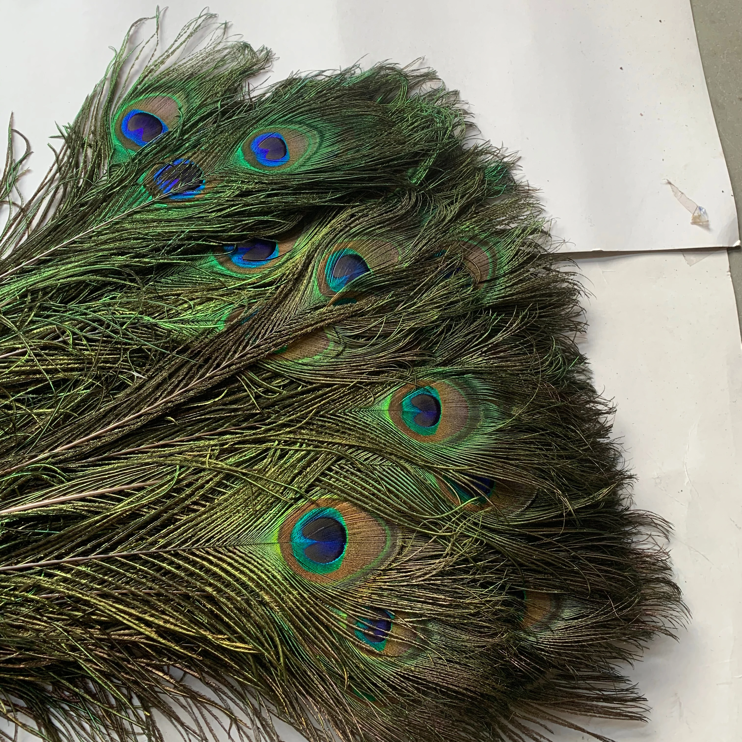 30-35in Wholesale Artificial Handmade Dyed Feather inch Sale Craft Dyed colored Natural colored peacock feathers For Decoration